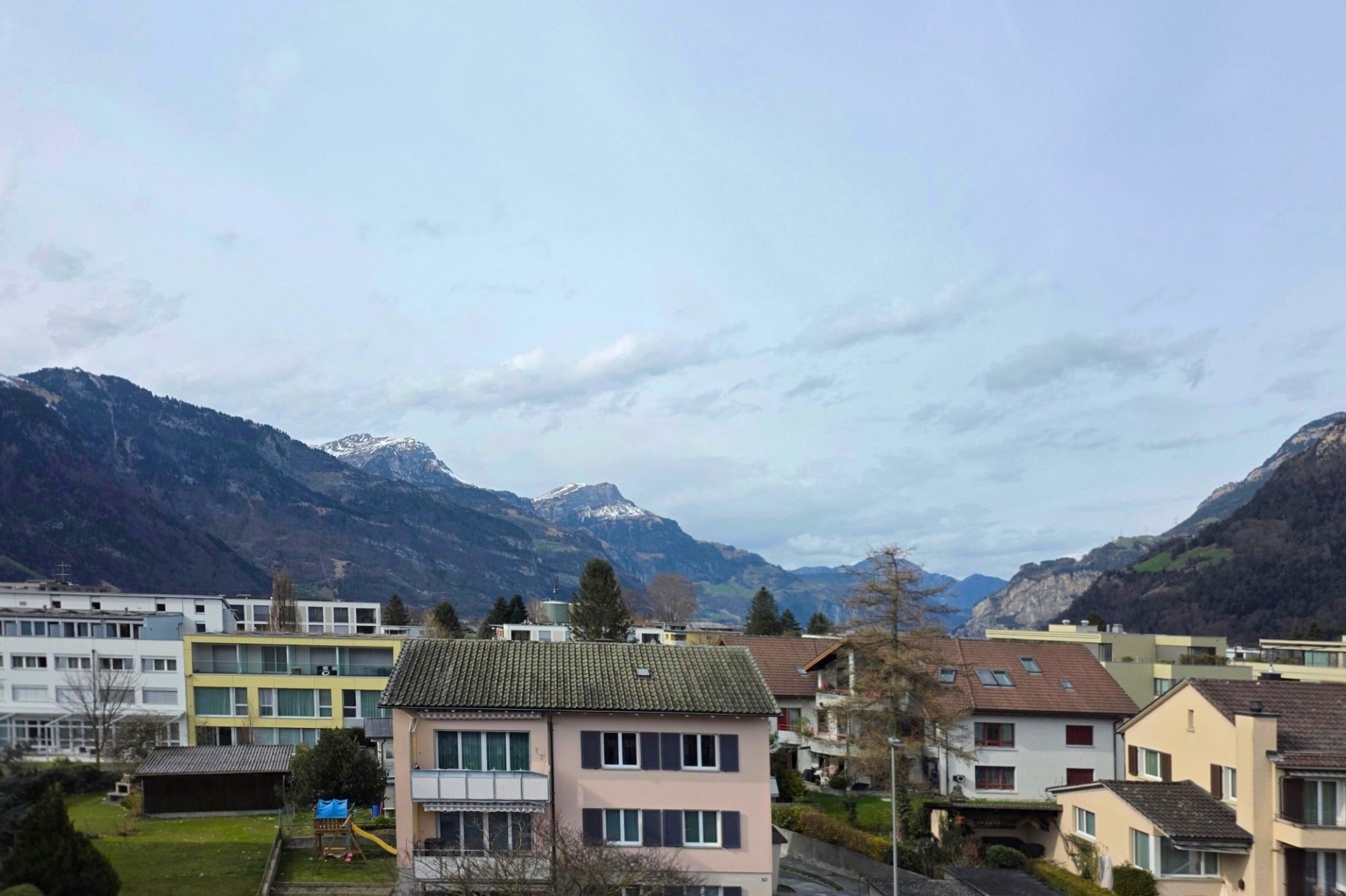 Bergblick über Wohnhäuser