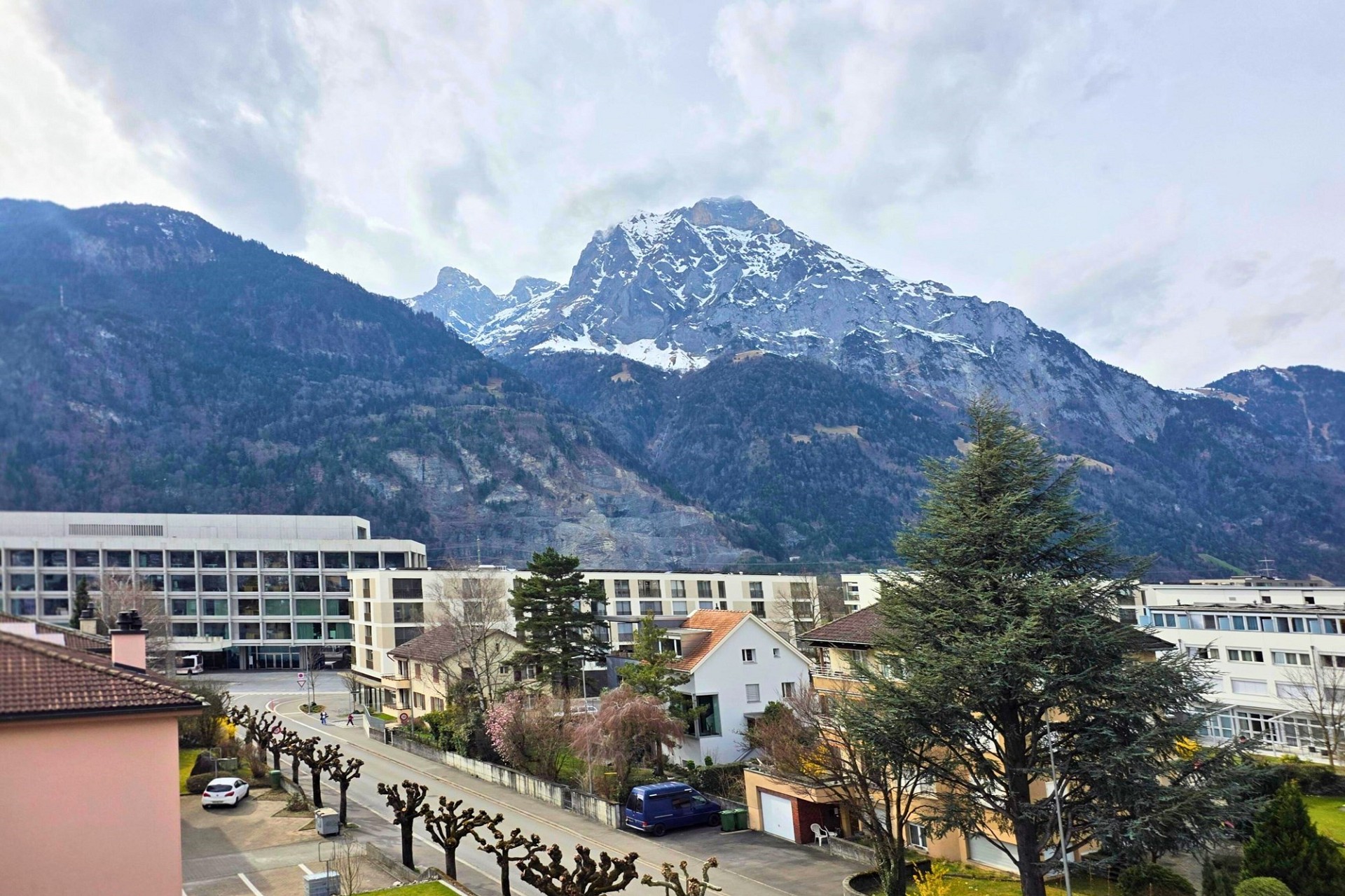 Bergblick über eine Wohnsiedlung