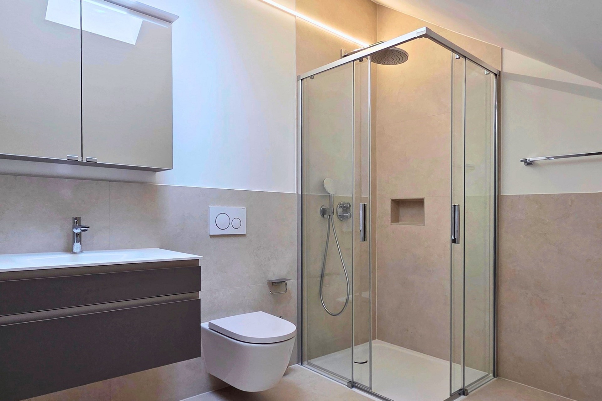 Modernes Badezimmer mit Glasdusche