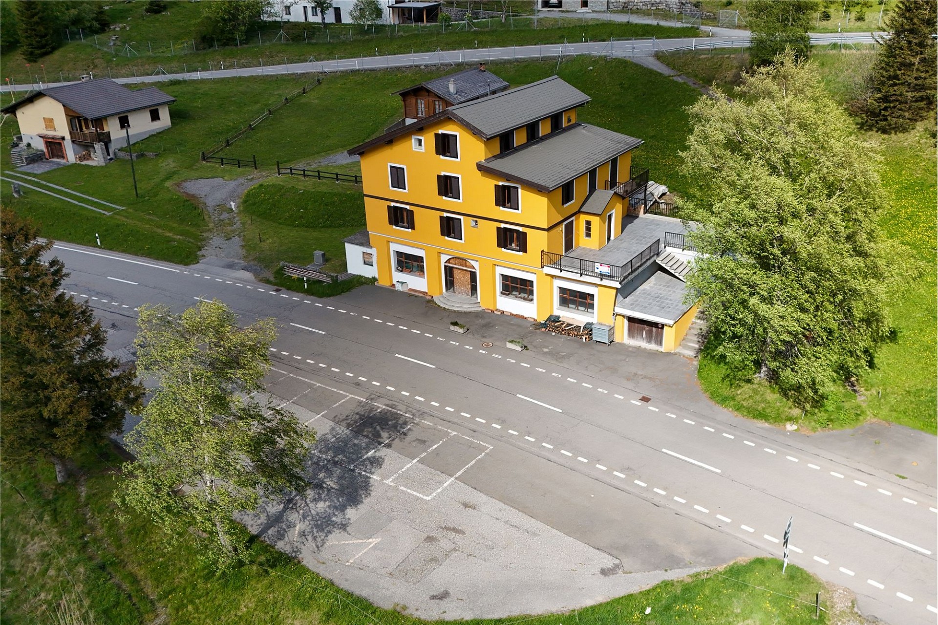 Gelbes Mehrfamilienhaus an der Straße