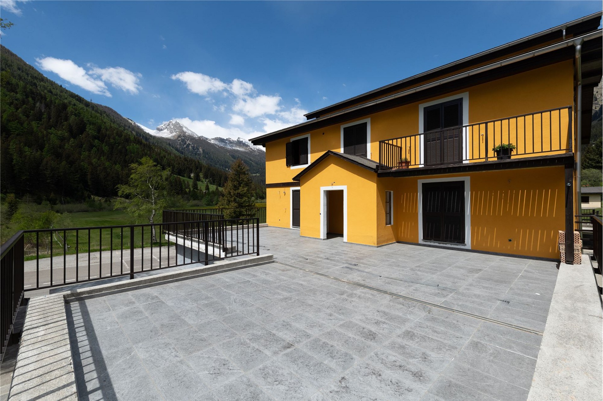Balkon und Terrasse mit Bergblick