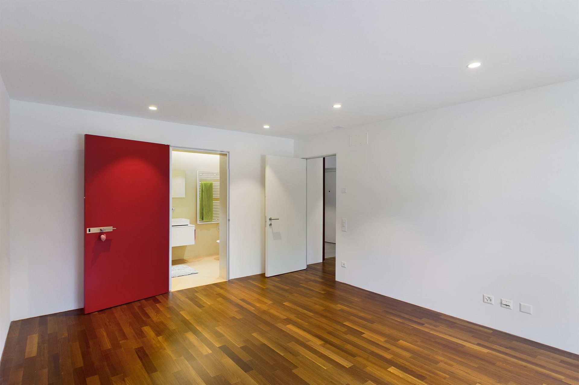 Modernes, leerstehendes Zimmer mit offenem Badzugang