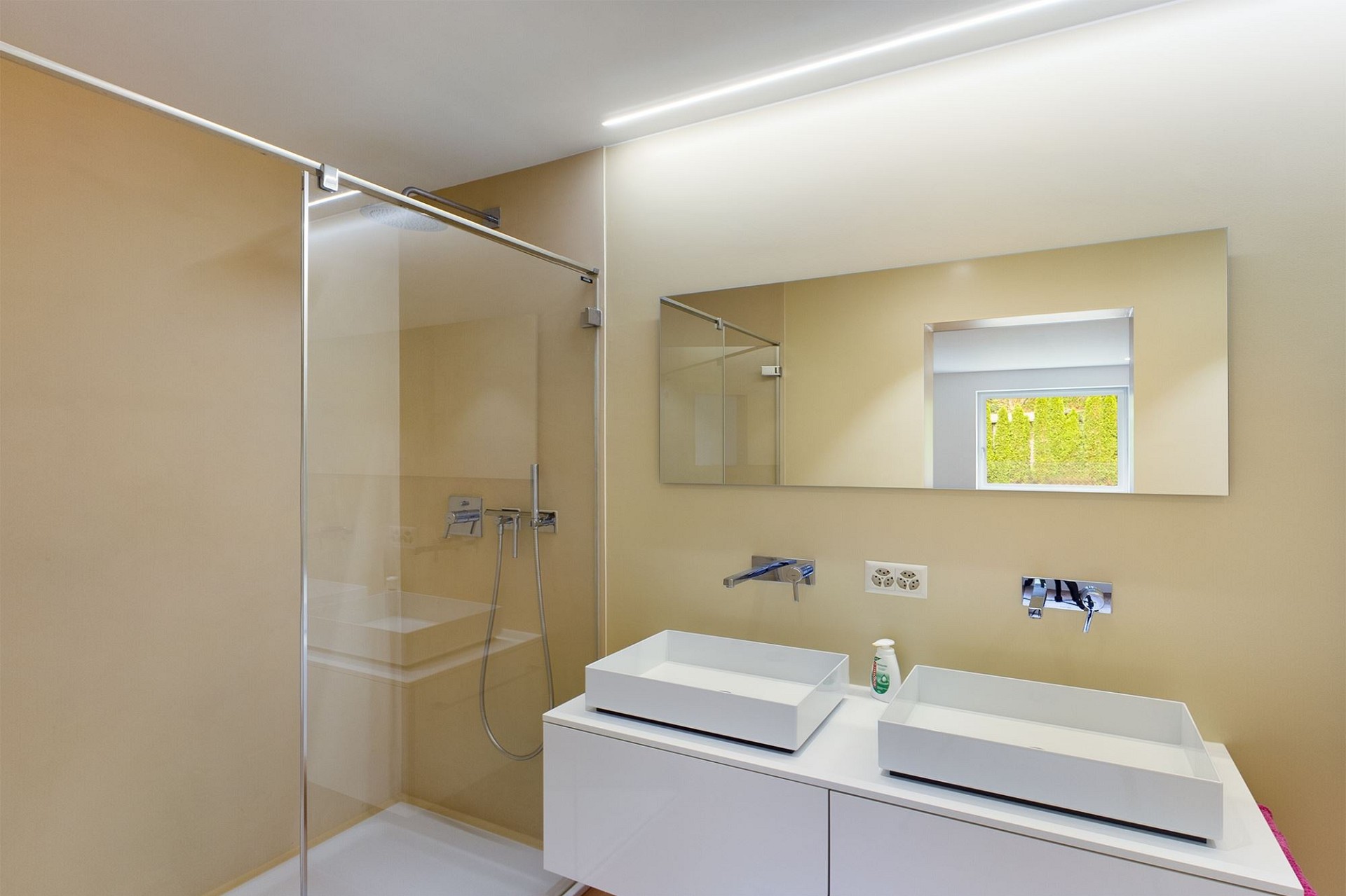 Modernes Badezimmer mit Doppelwaschtisch und Glasdusche