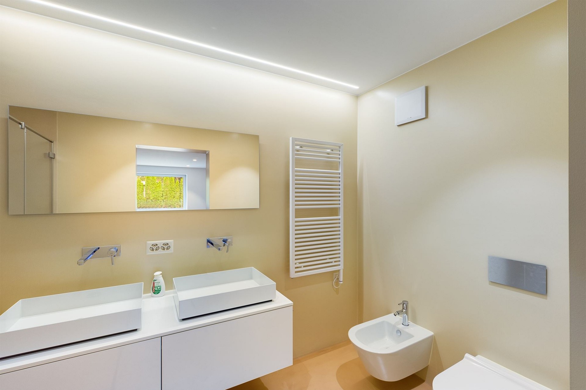 Modernes Badezimmer mit Doppelwaschtisch