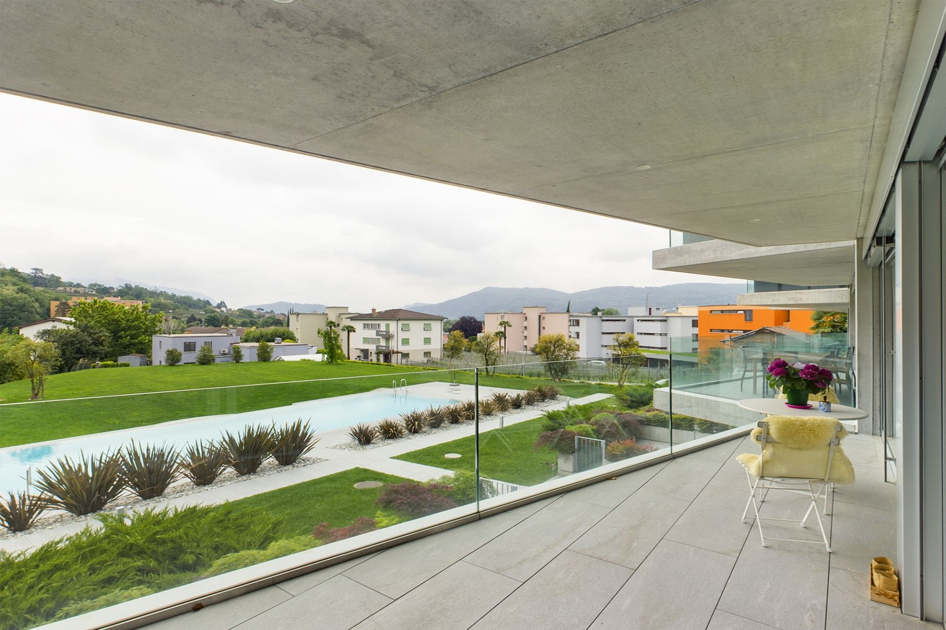 Moderne Terrasse mit Blick ins Grüne