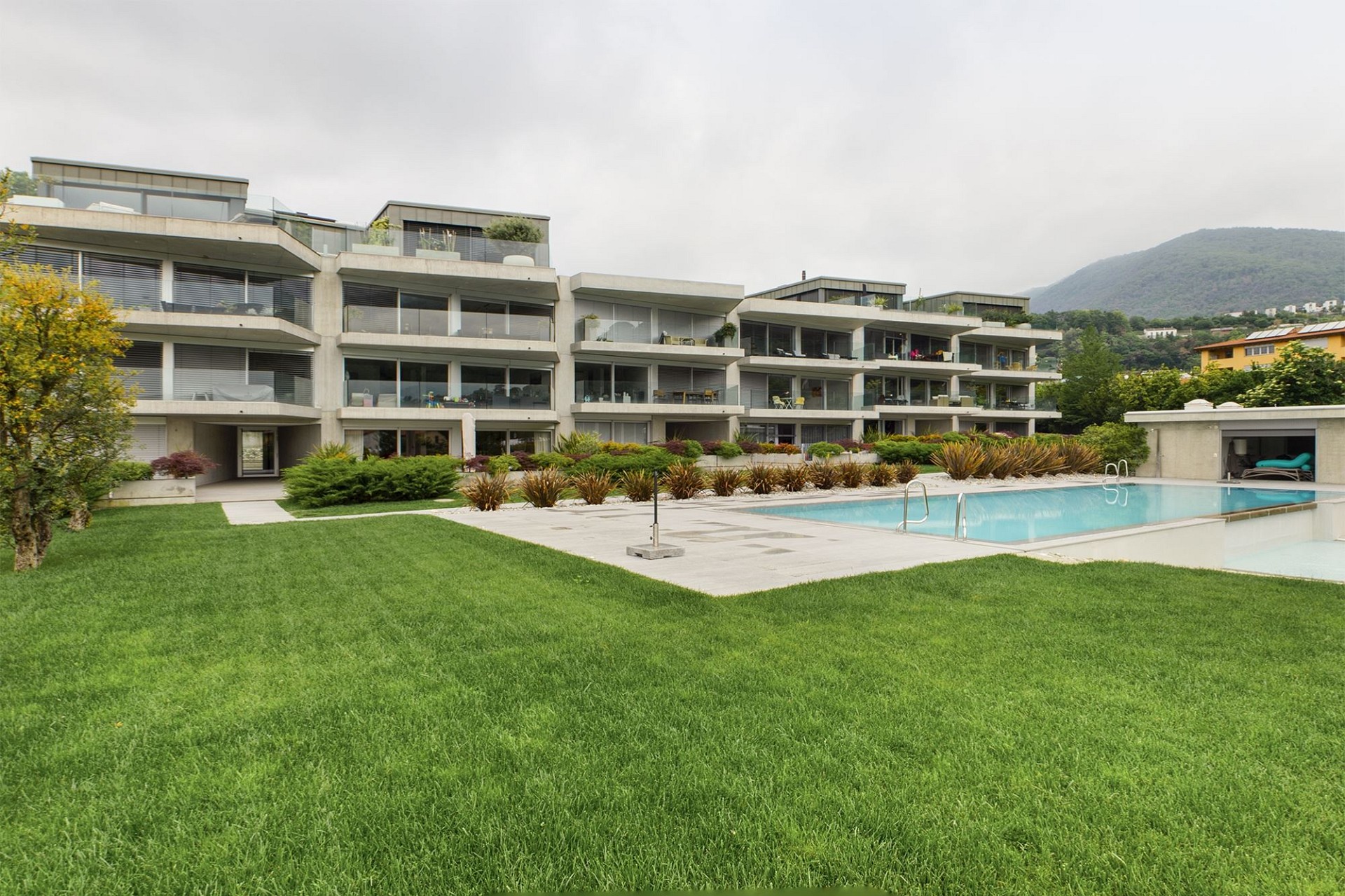 Moderne Wohnanlage mit Pool und Bergblick