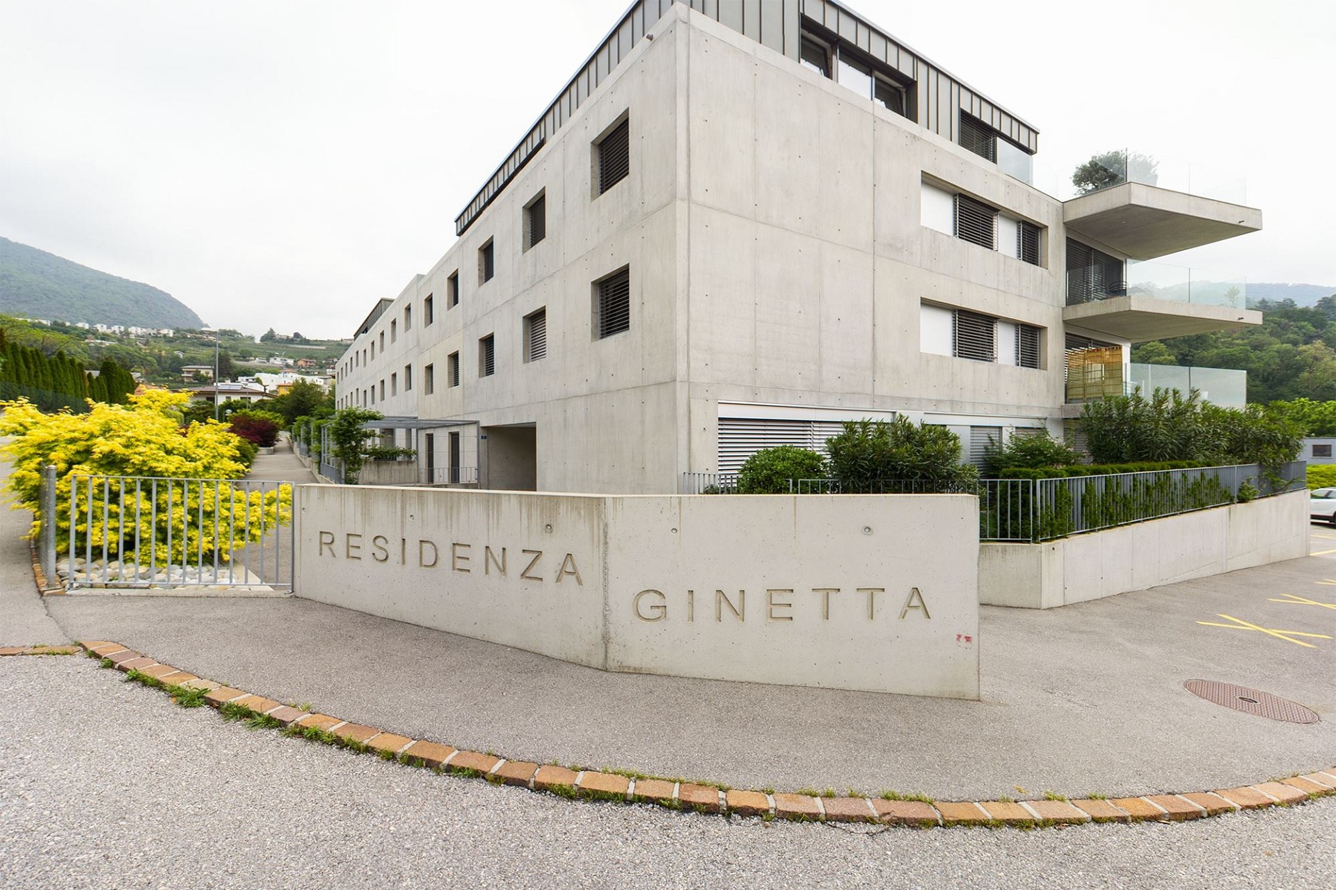 Moderne Wohnanlage mit Betonfassade