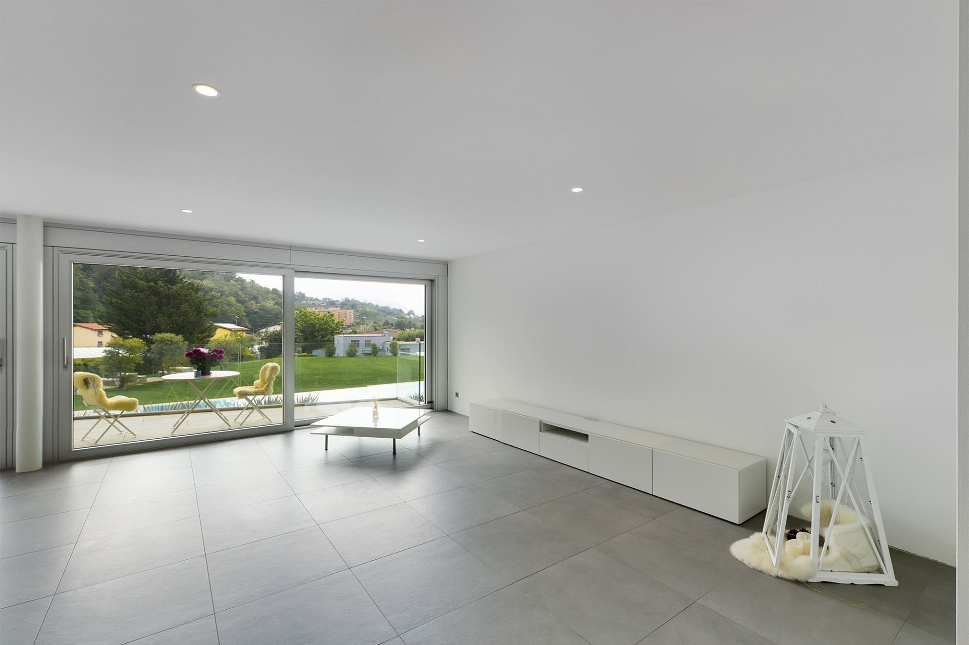 Heller, minimalistischer Wohnraum mit Terrasse und Gartenblick