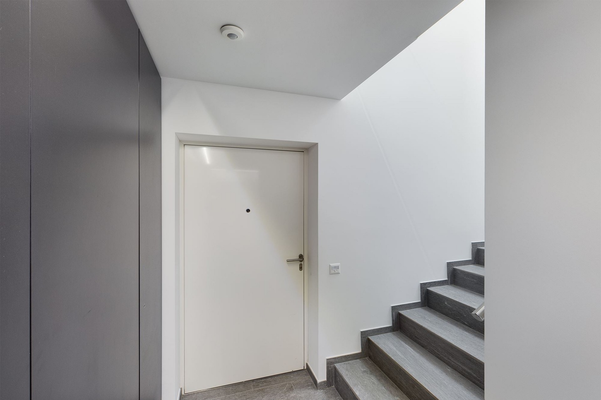 Heller Eingangsbereich mit Treppe