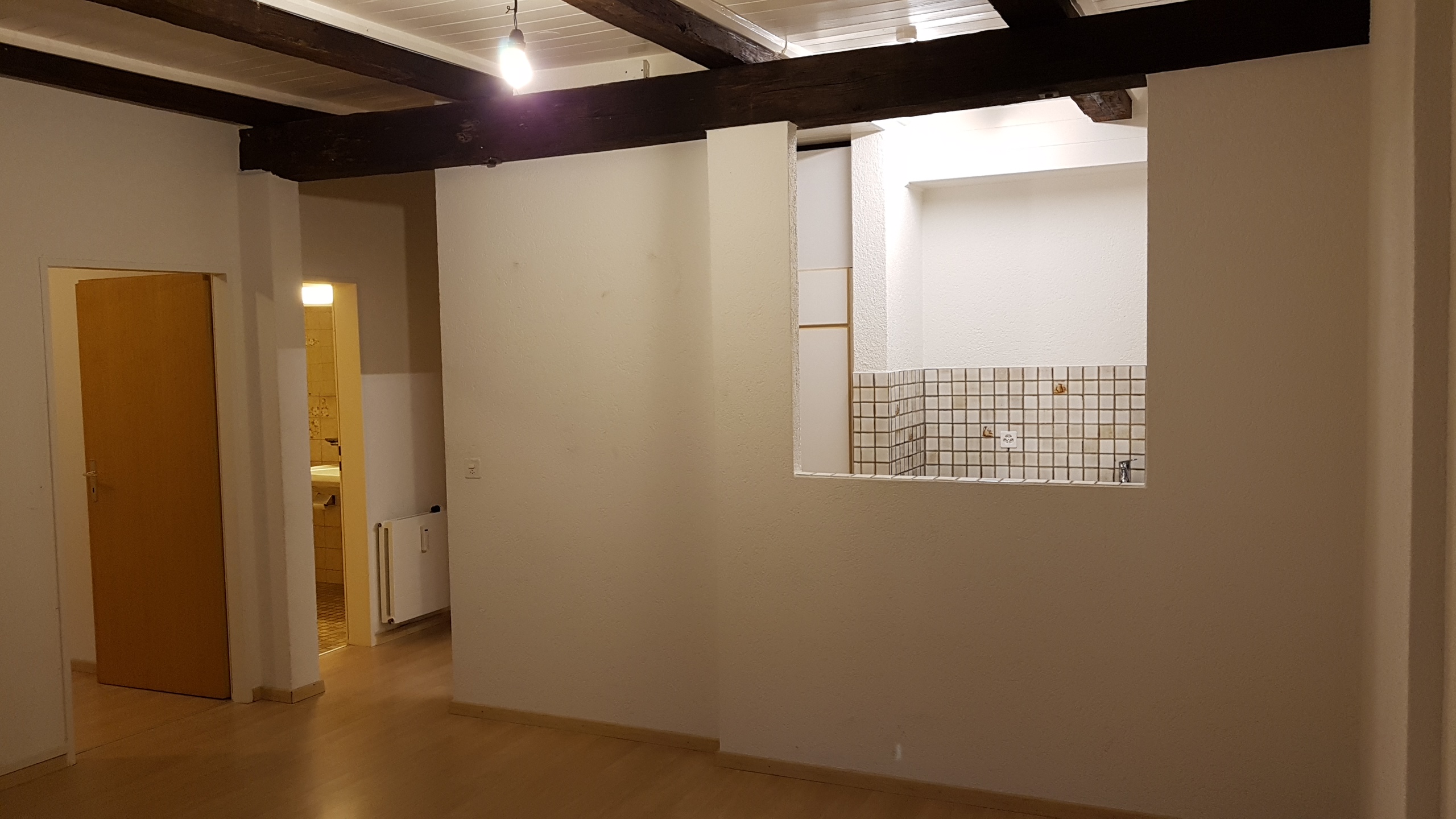 Wohnraum mit sichtbaren Holzbalken