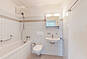 Helles Badezimmer mit Dusche und Waschbecken