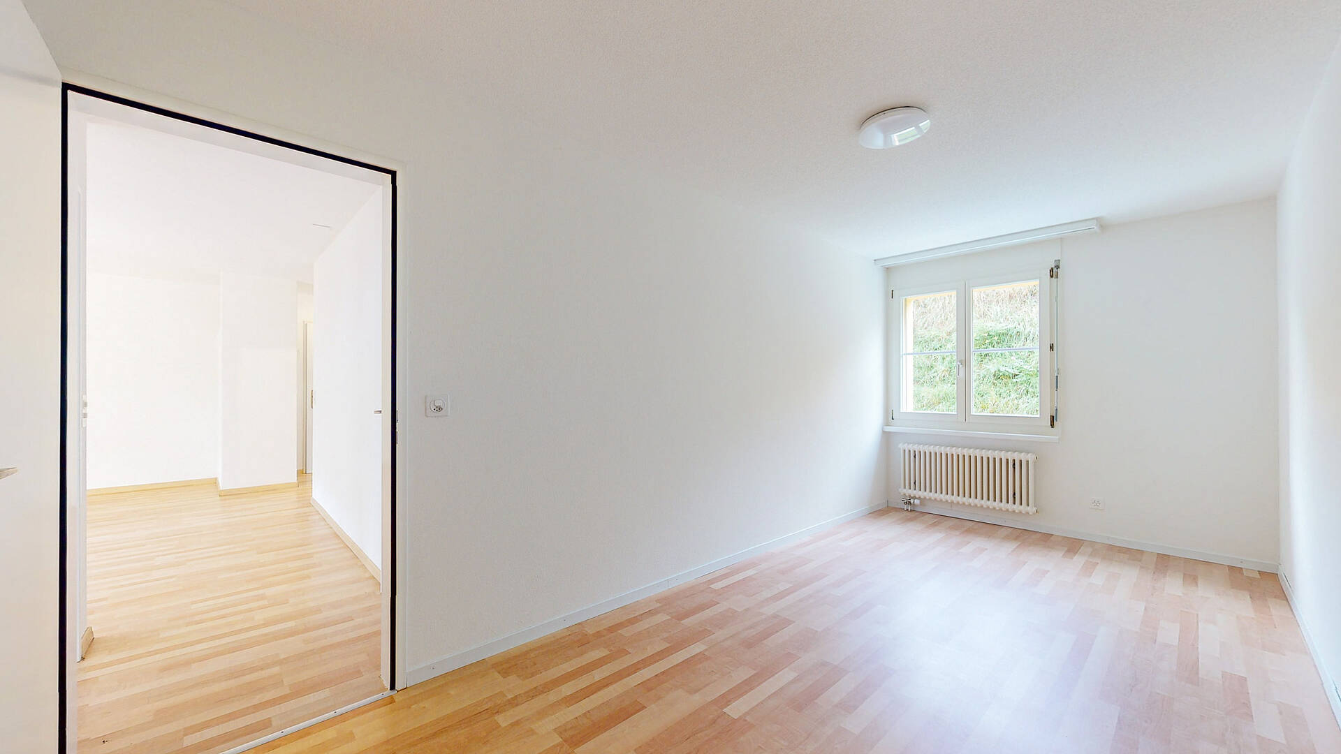 Heller leerer Raum mit Holzfußboden