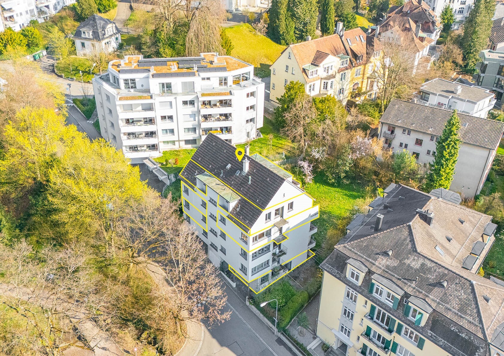 Luftaufnahme eines Wohnhauses mit Umgebungsbebauung