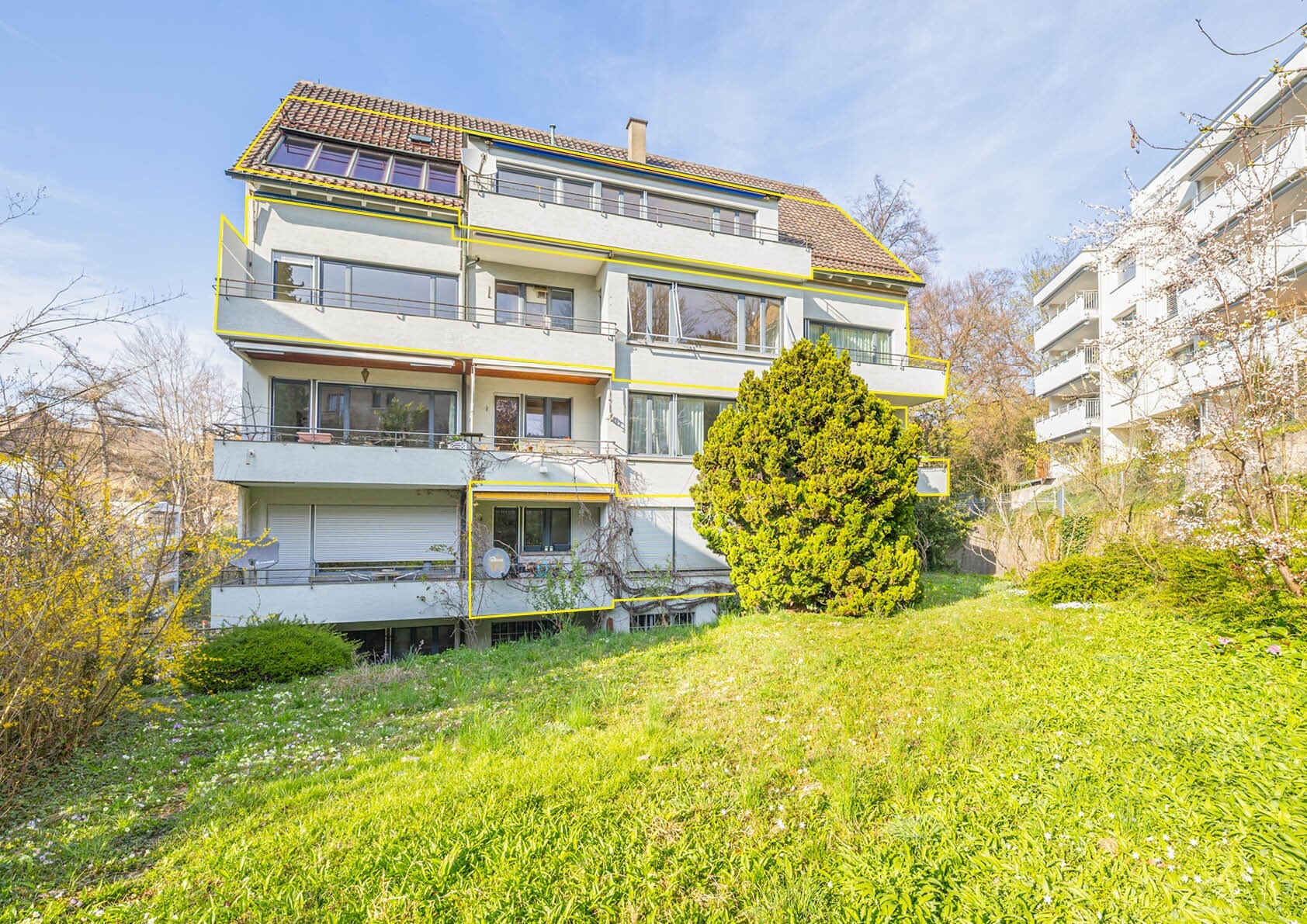 Mehrfamilienhaus mit Balkonen und Garten
