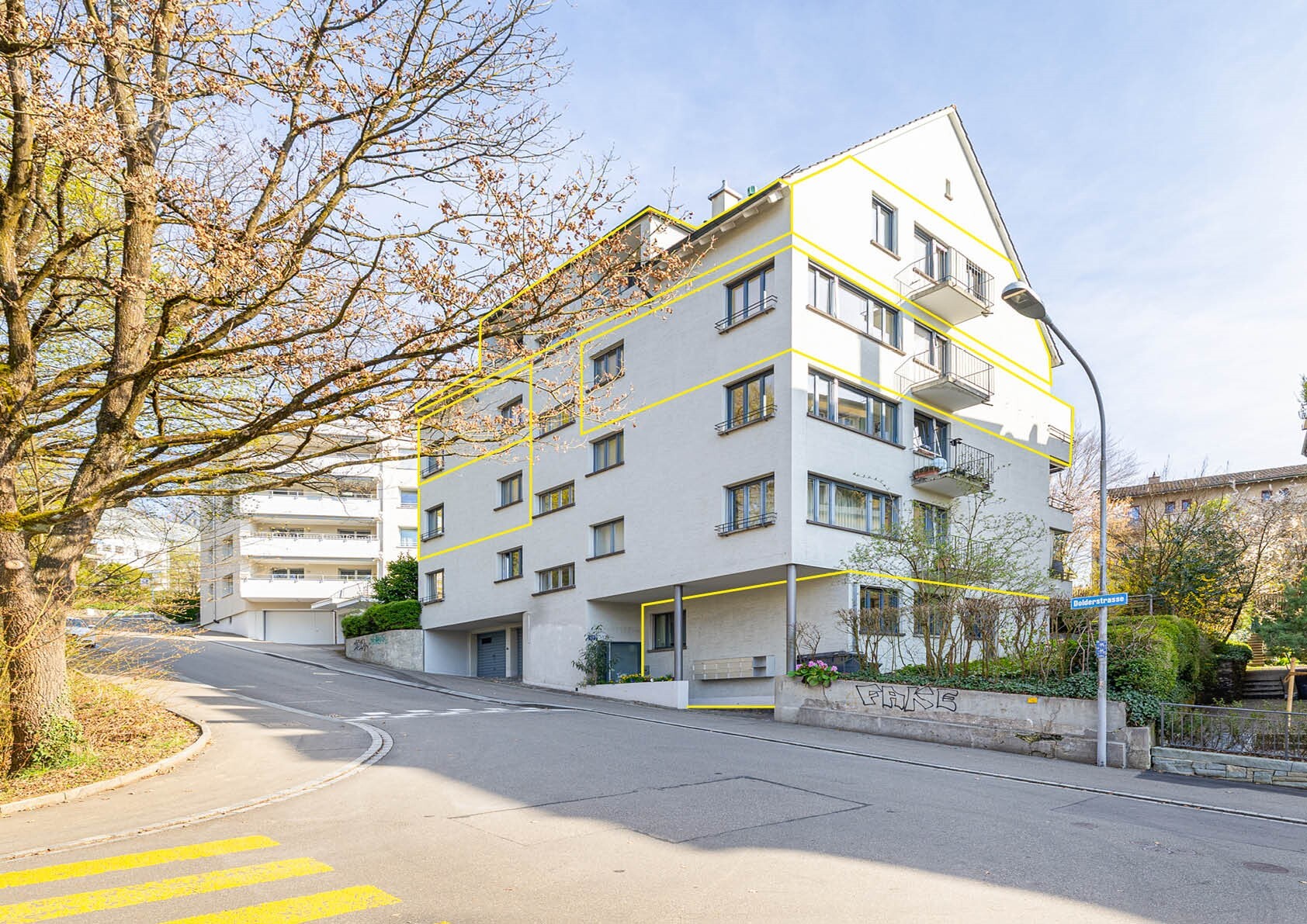 Mehrfamilienhaus an einer ruhigen Straße