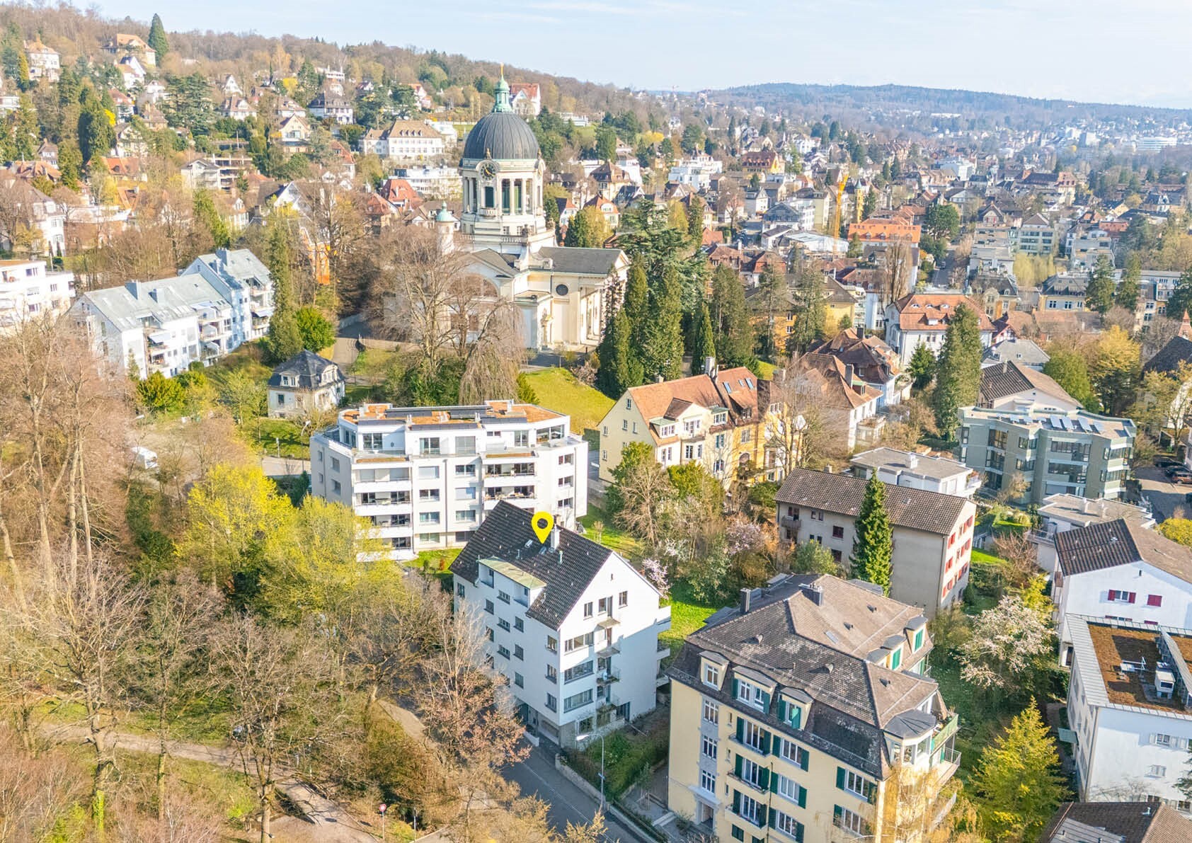 Luftaufnahme eines Stadtviertels mit markantem Kirchenbau
