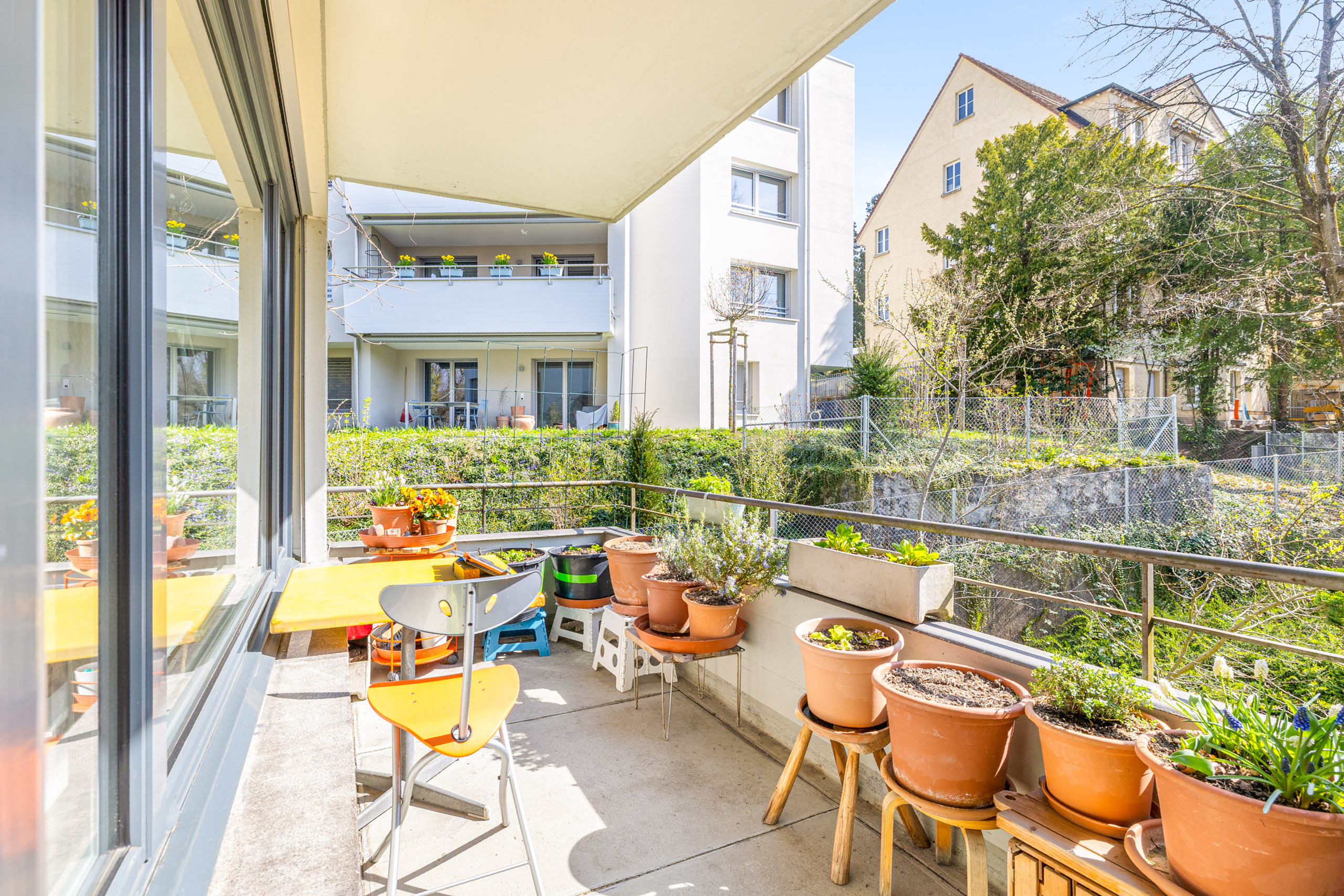 Balkon mit Pflanzen und Blick auf Innenhof