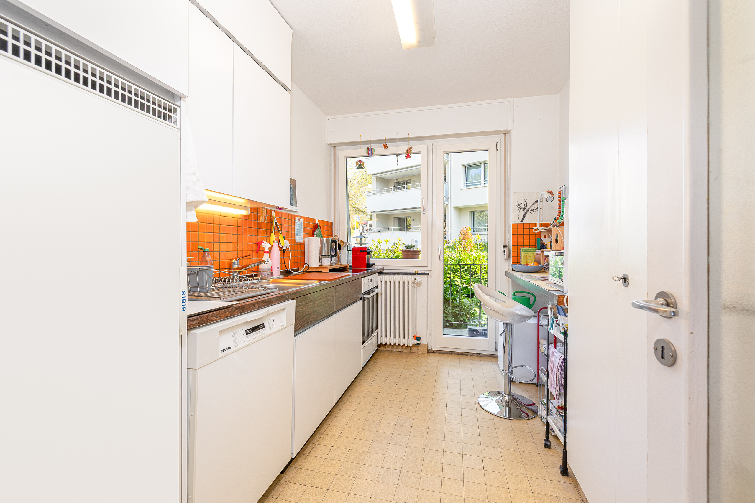 Kompakte Küche mit Balkonblick
