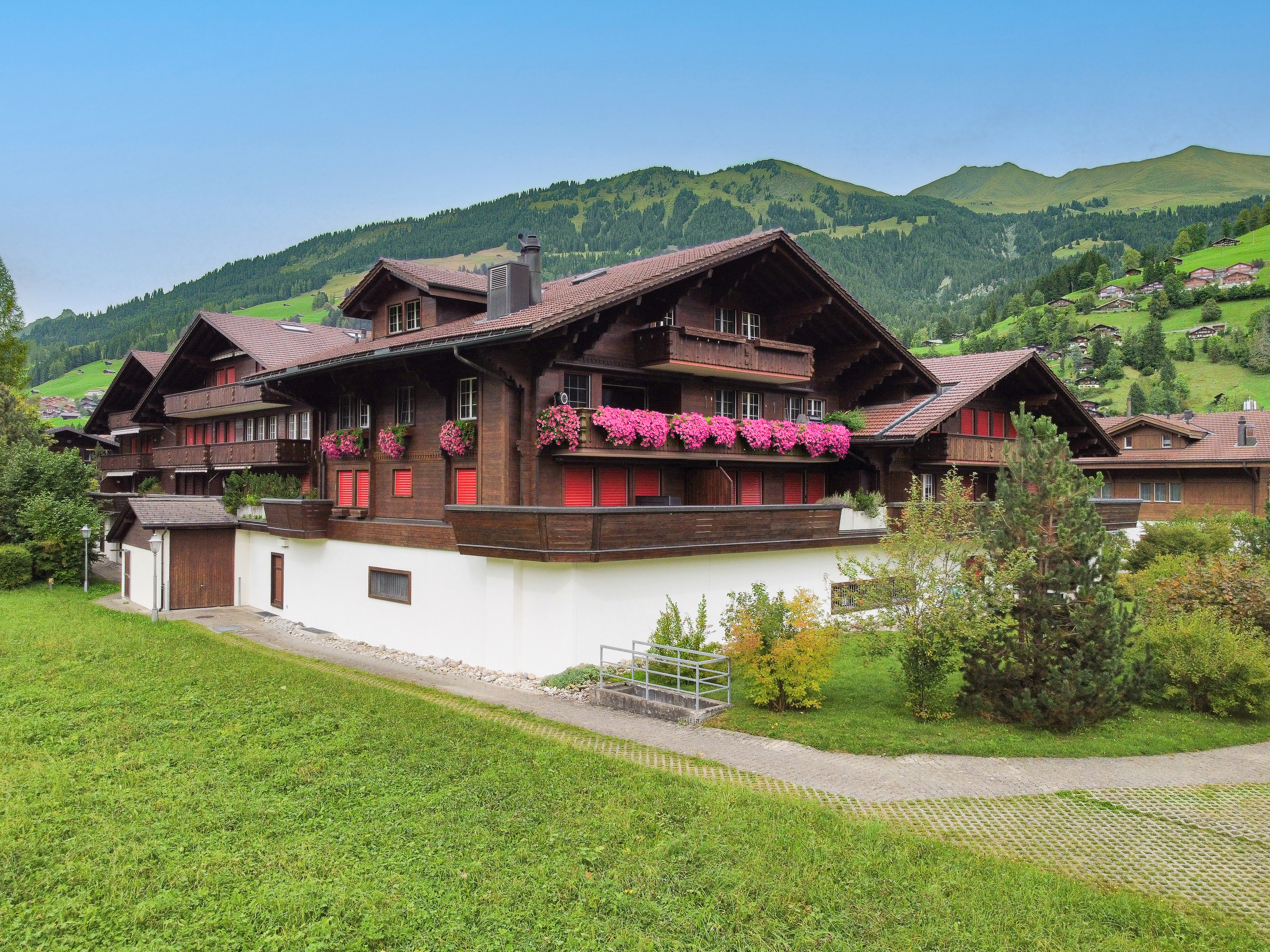 Alpines Holzchalet mit Bergblick