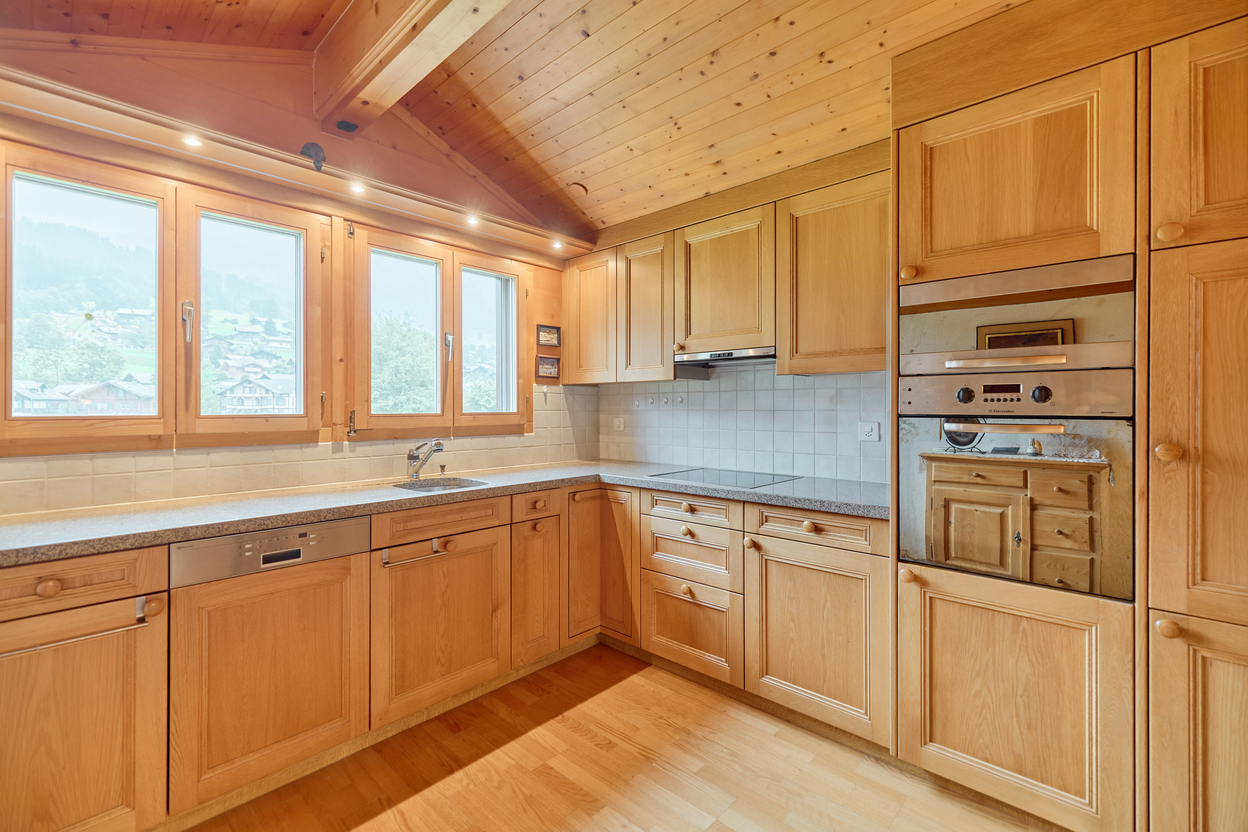 Helle Landhausküche mit Holzoptik
