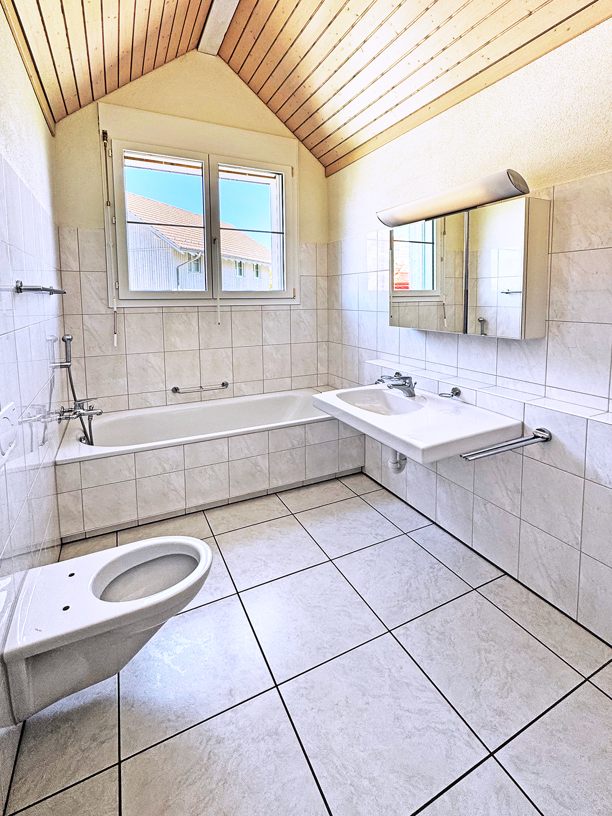 Badezimmer mit Badewanne und Fenster