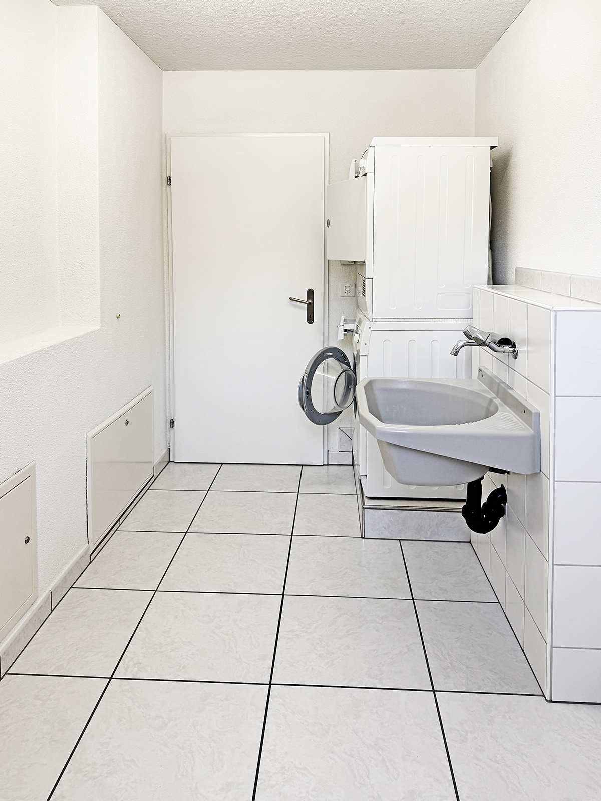 Hauswirtschaftsraum mit Waschbecken und Technikgeräten