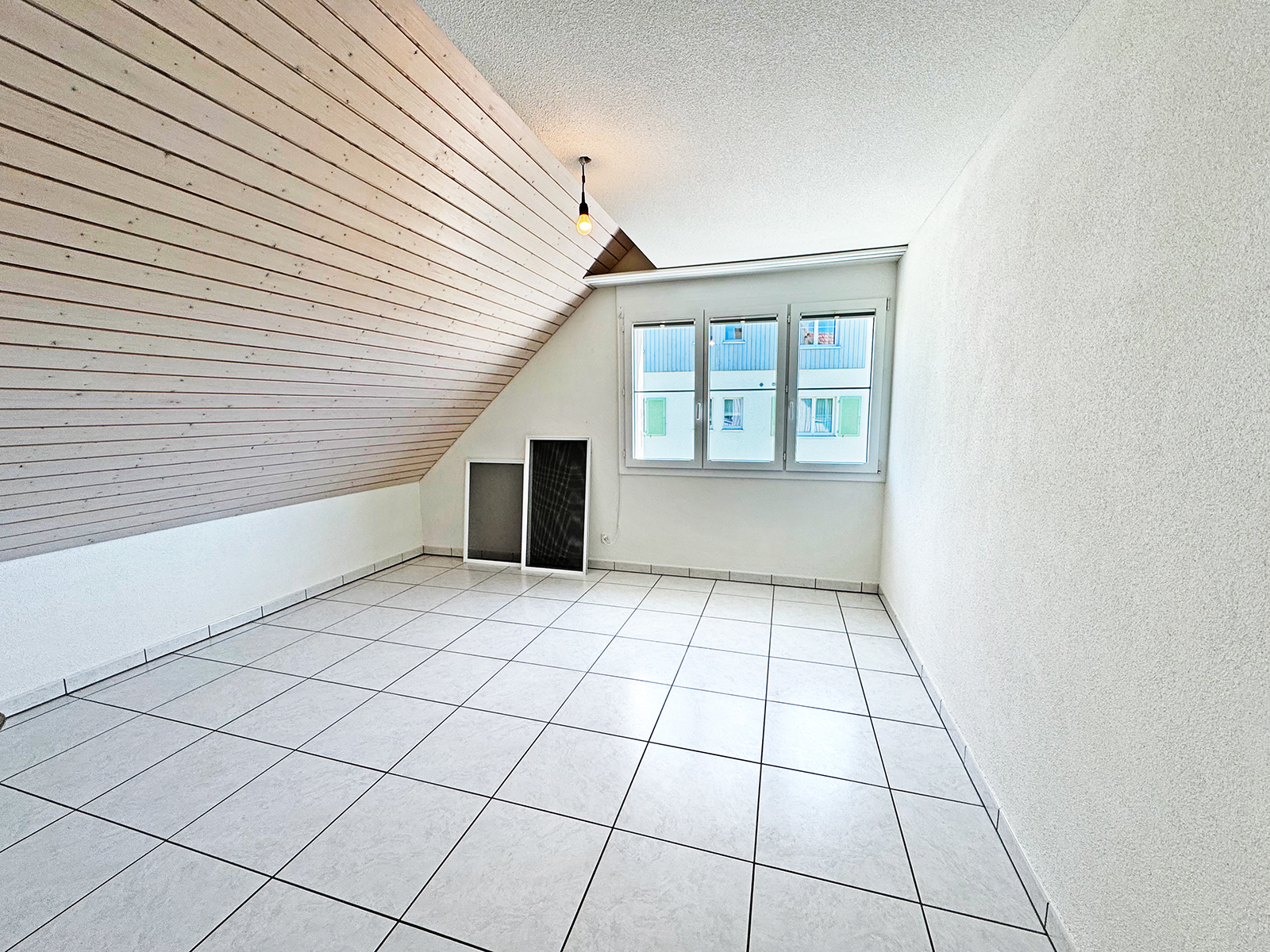 Ausgebauter Dachraum mit Fenster