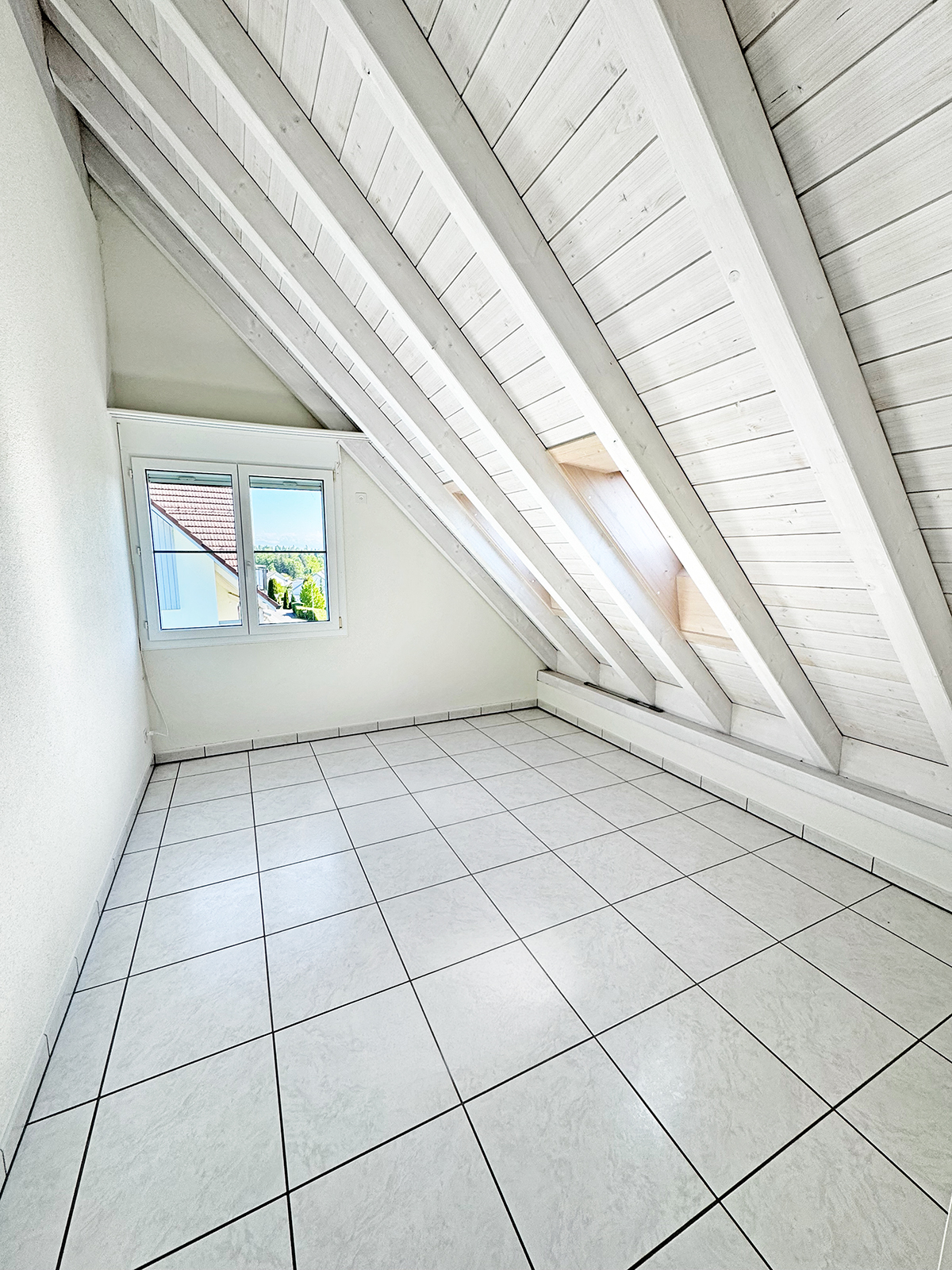 Dachgeschossraum mit sichtbaren Dachschrägen
