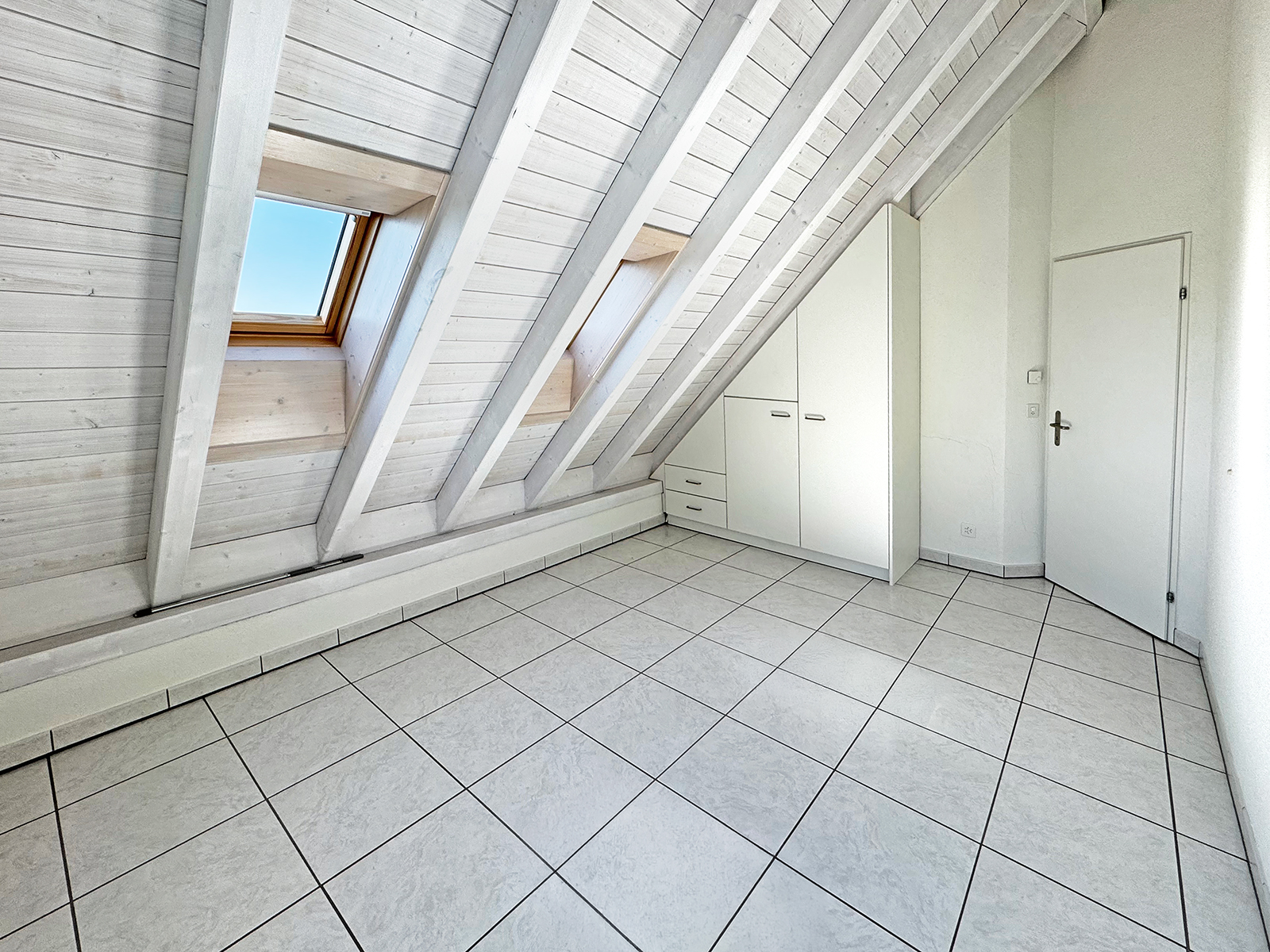 Helles Dachzimmer mit Schrägdach