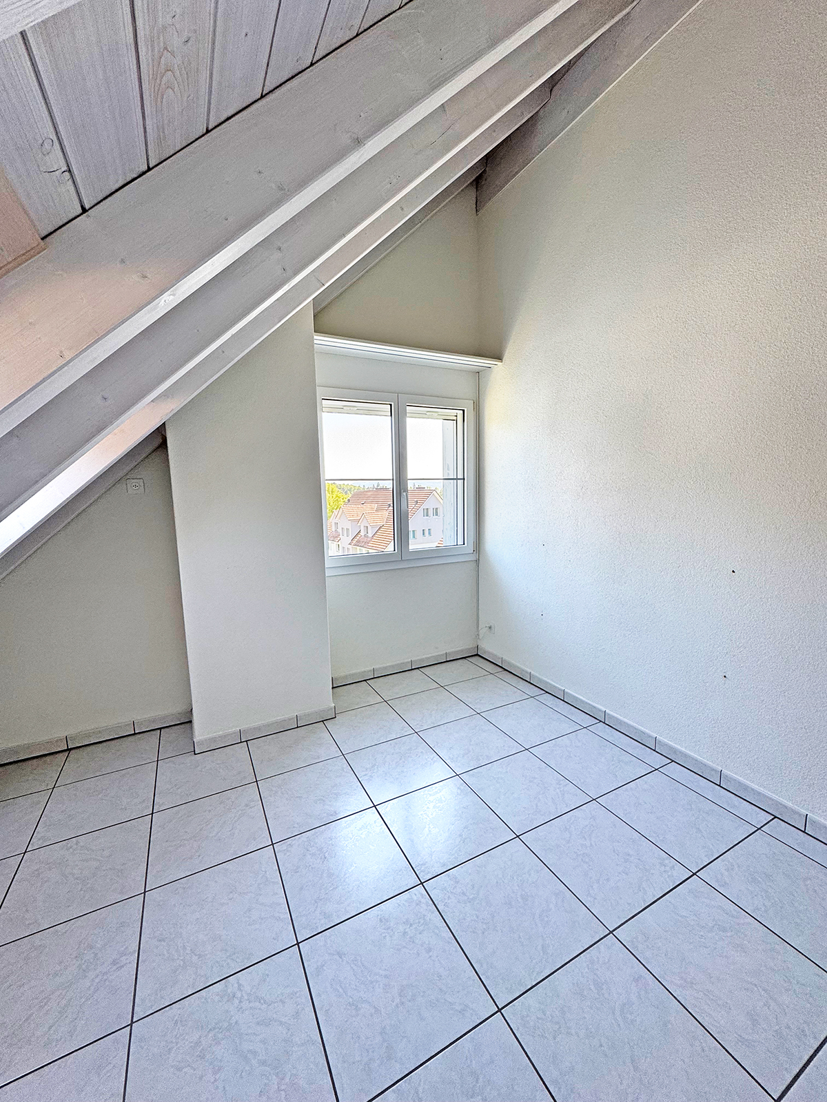 Dachgeschossraum mit Fenster