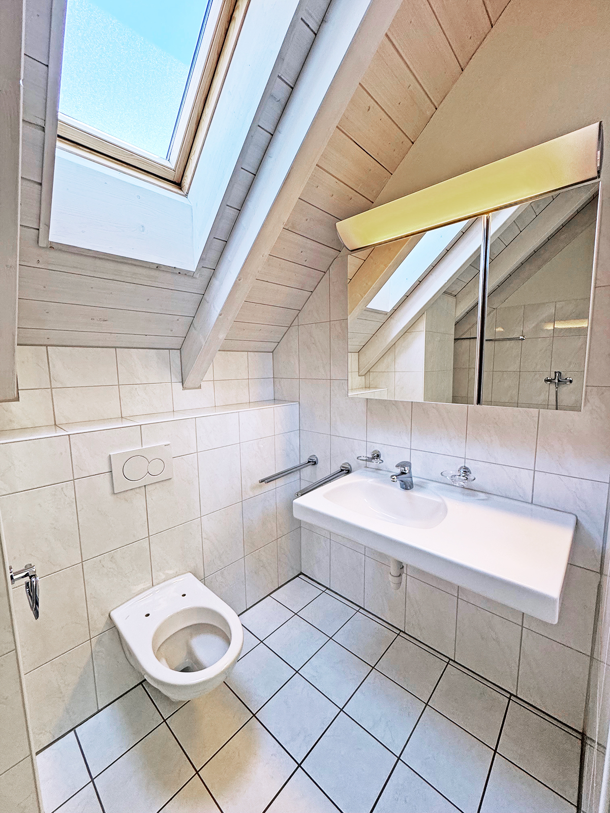 Dachgeschoss-Gäste-WC mit Dachfenster