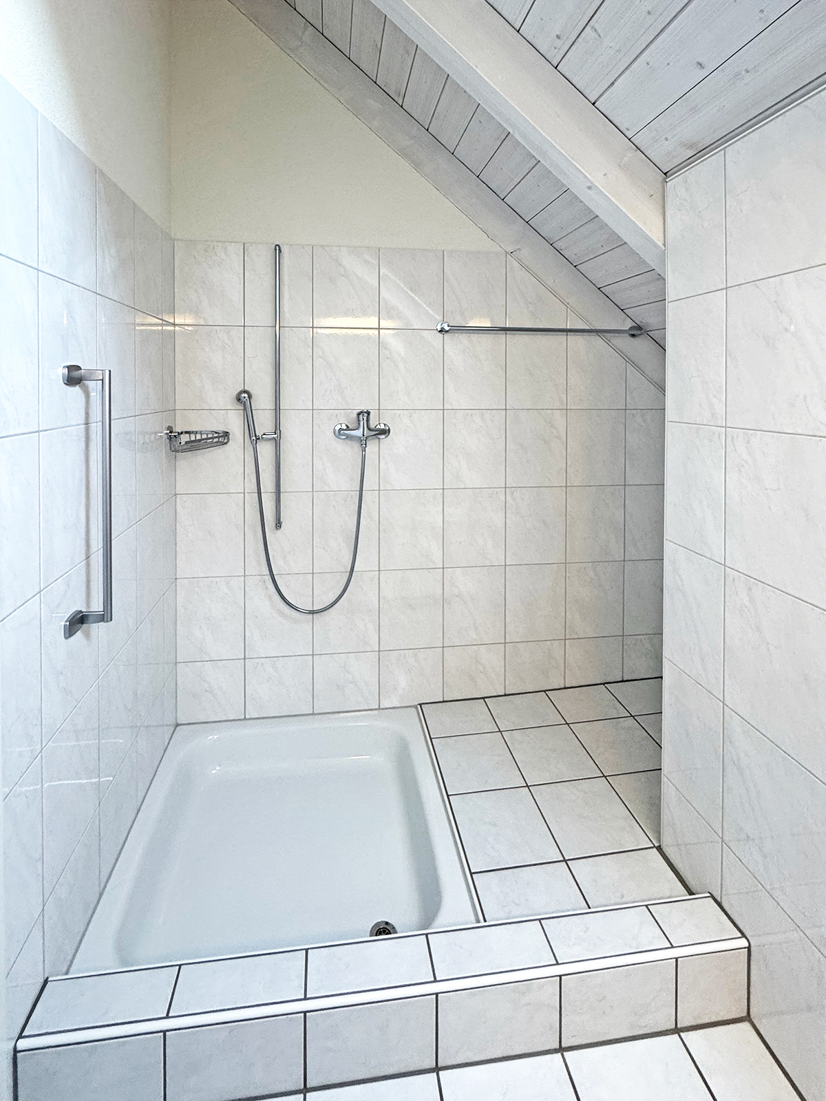 Badezimmer mit Badewanne und Dachschräge
