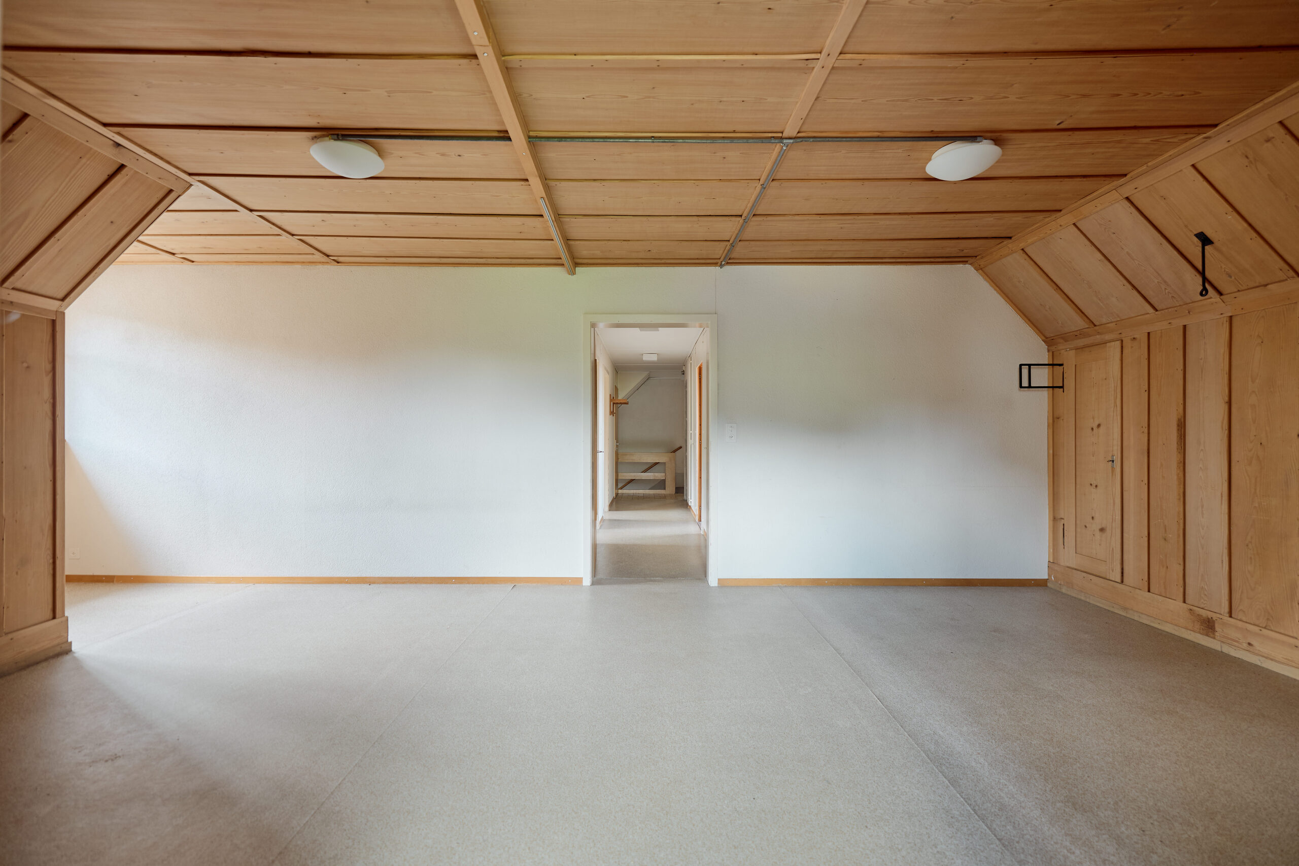 Großer leerer Innenraum mit Holzdecke