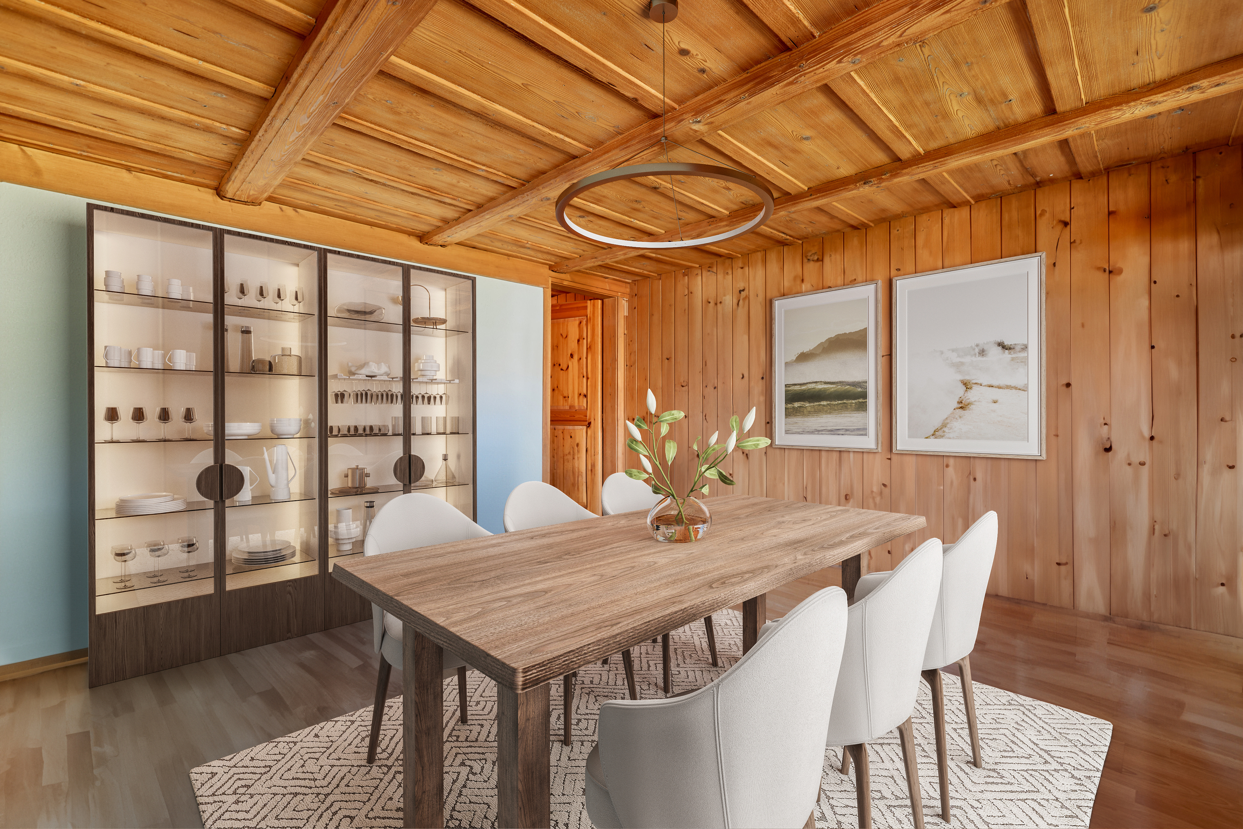 Esszimmer mit Holzverkleidung und Glasvitrine