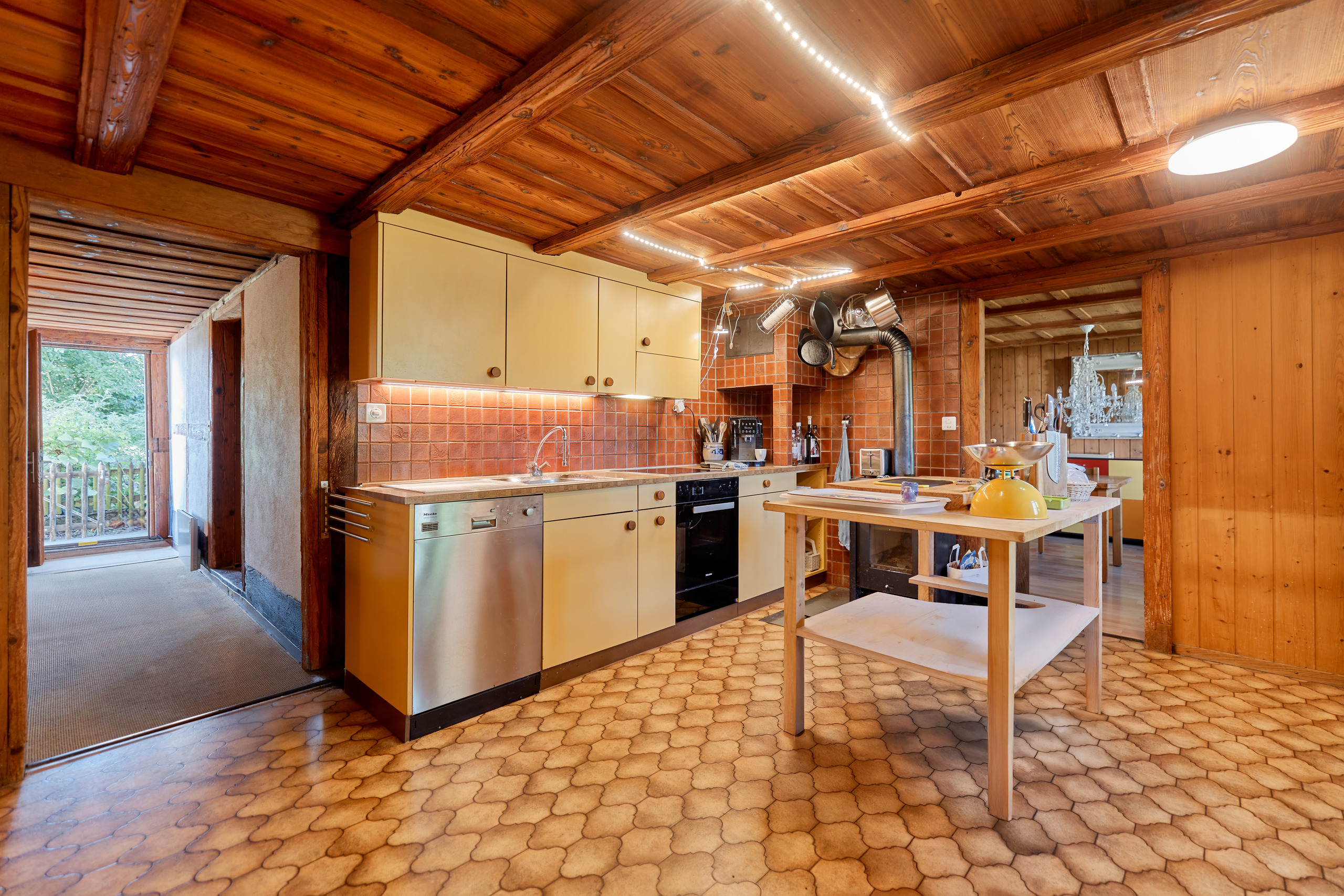 Rustikale Landhausküche mit Holzbalkendecke