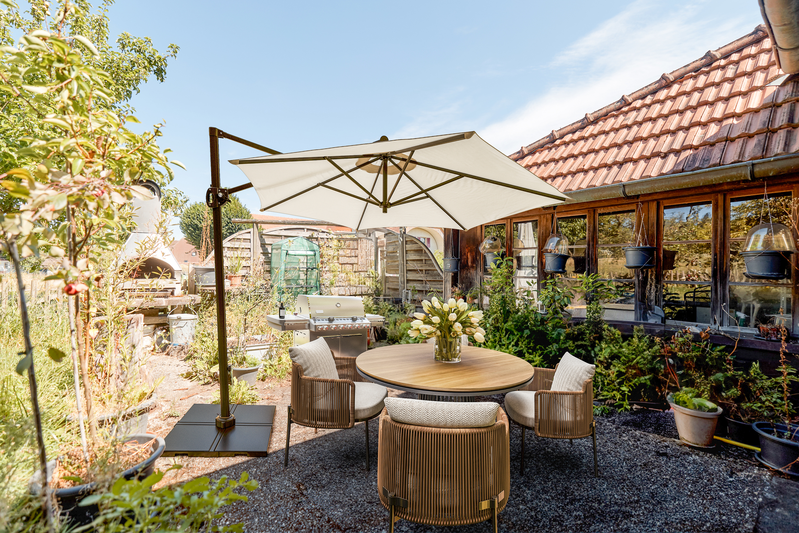 Garten-Terrasse mit Sitzgruppe und Grill