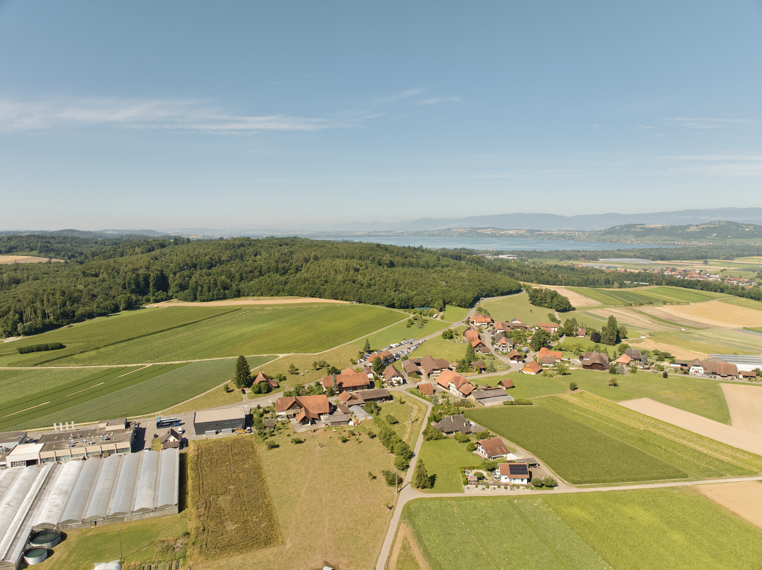 Landschafts- und Ortsübersicht aus der Luft