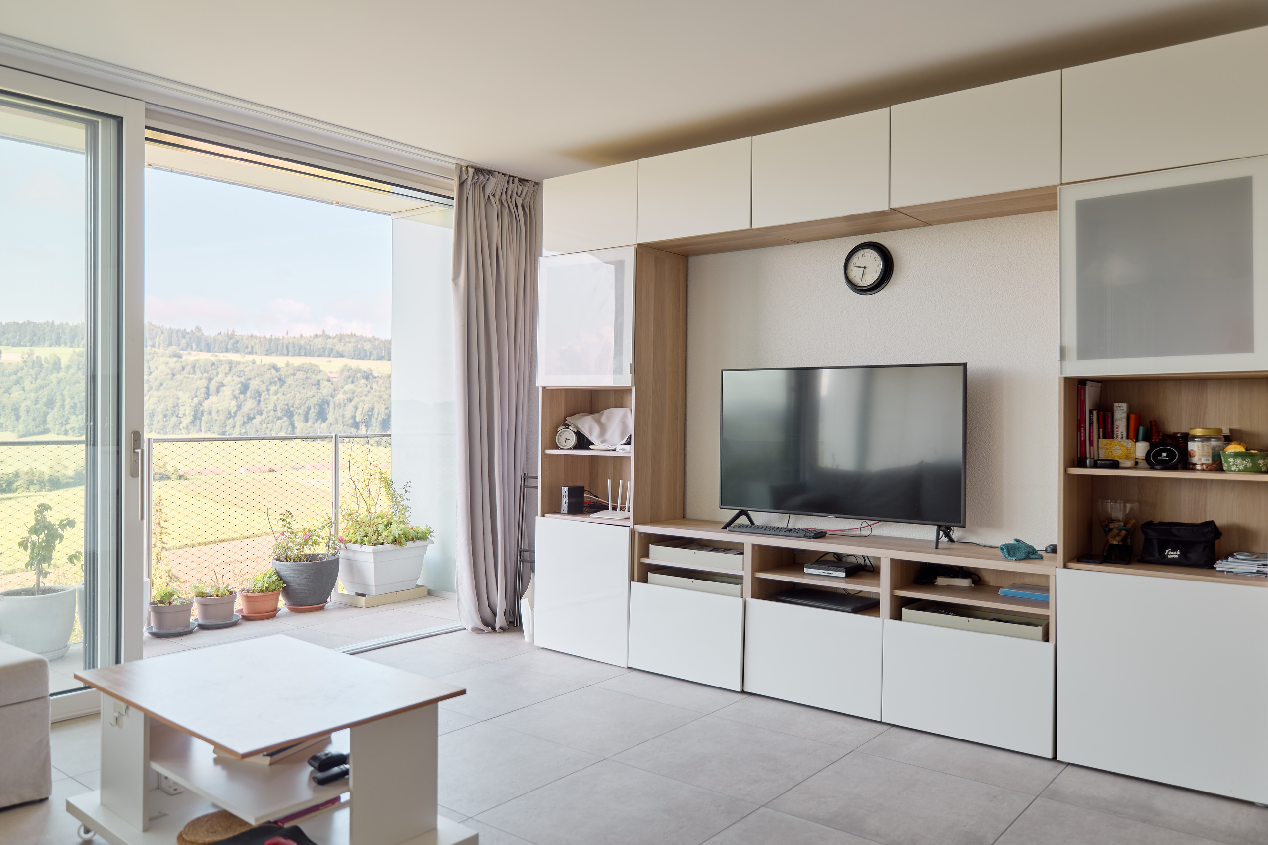 Heller Wohnraum mit Balkon und Aussicht