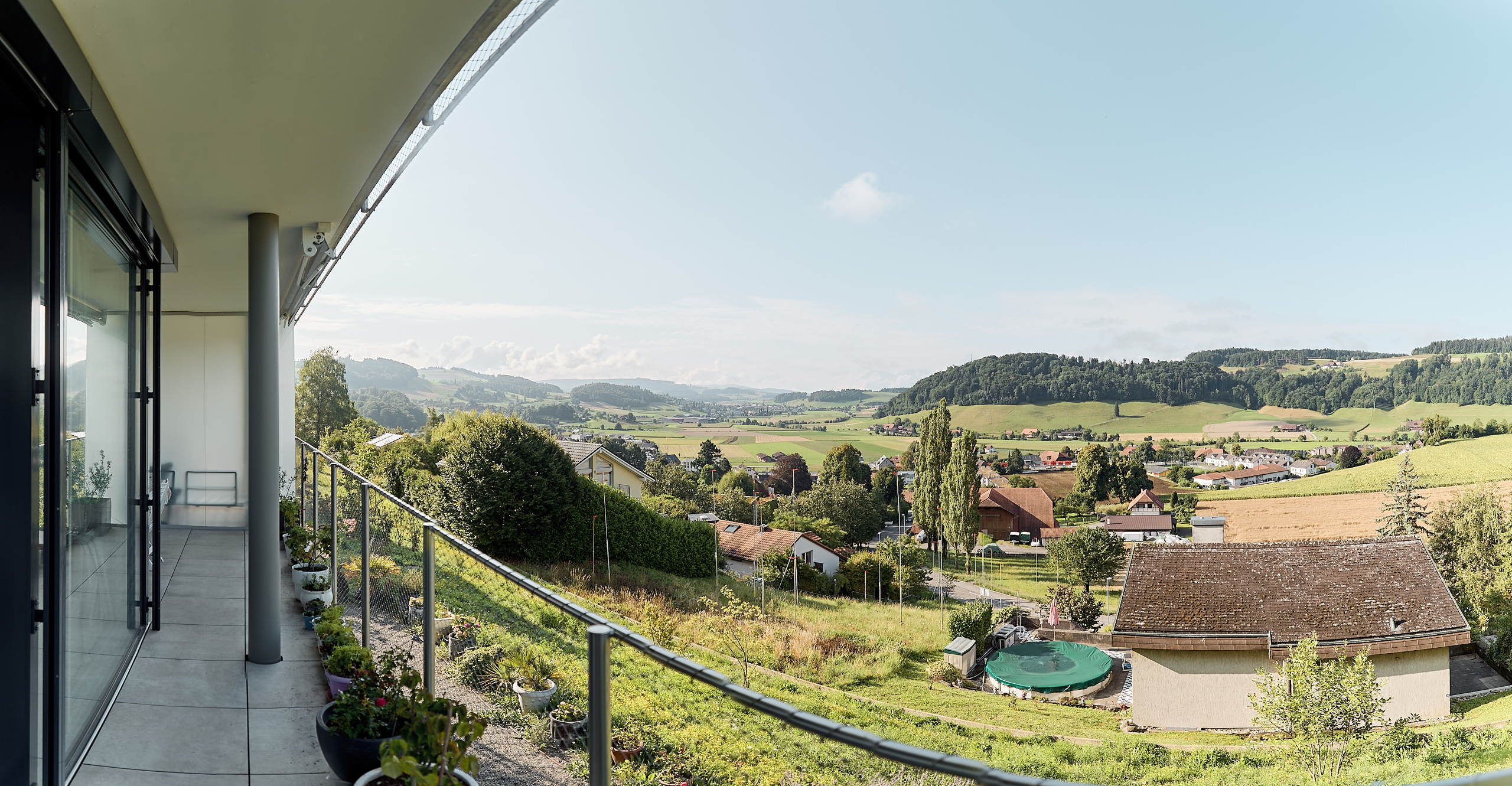Balkon mit Panoramablick ins Tal