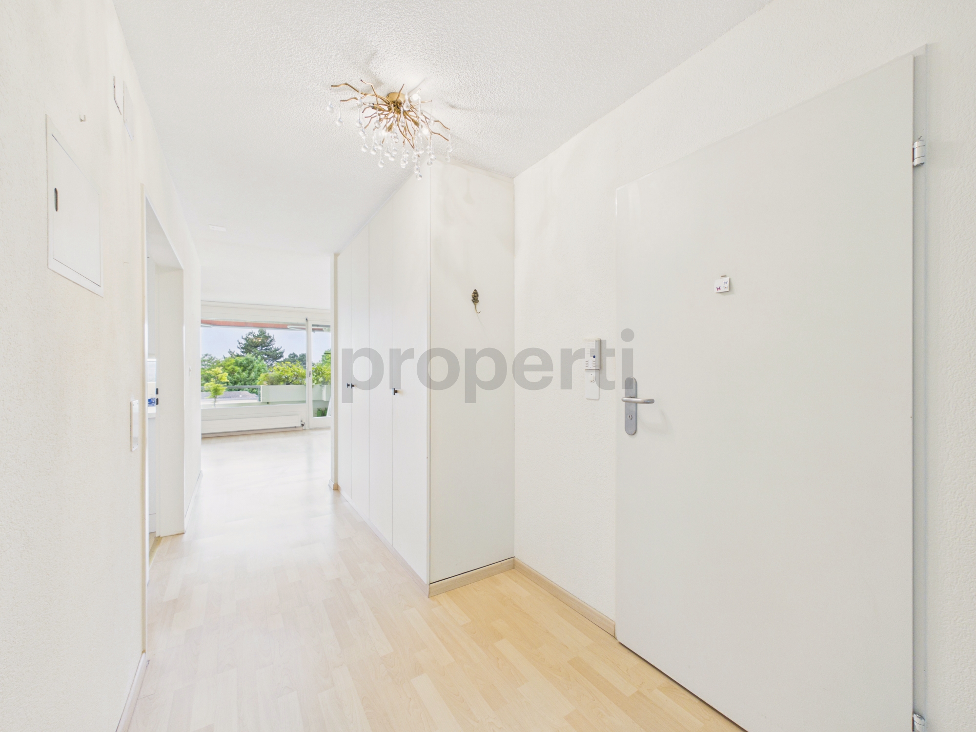 Heller Flur mit Blick ins Wohn-/Esszimmer