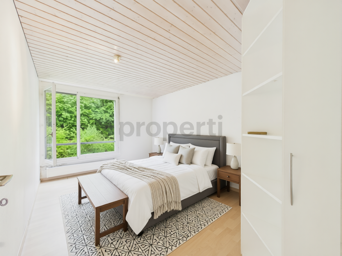 Helles Schlafzimmer mit großem Fenster