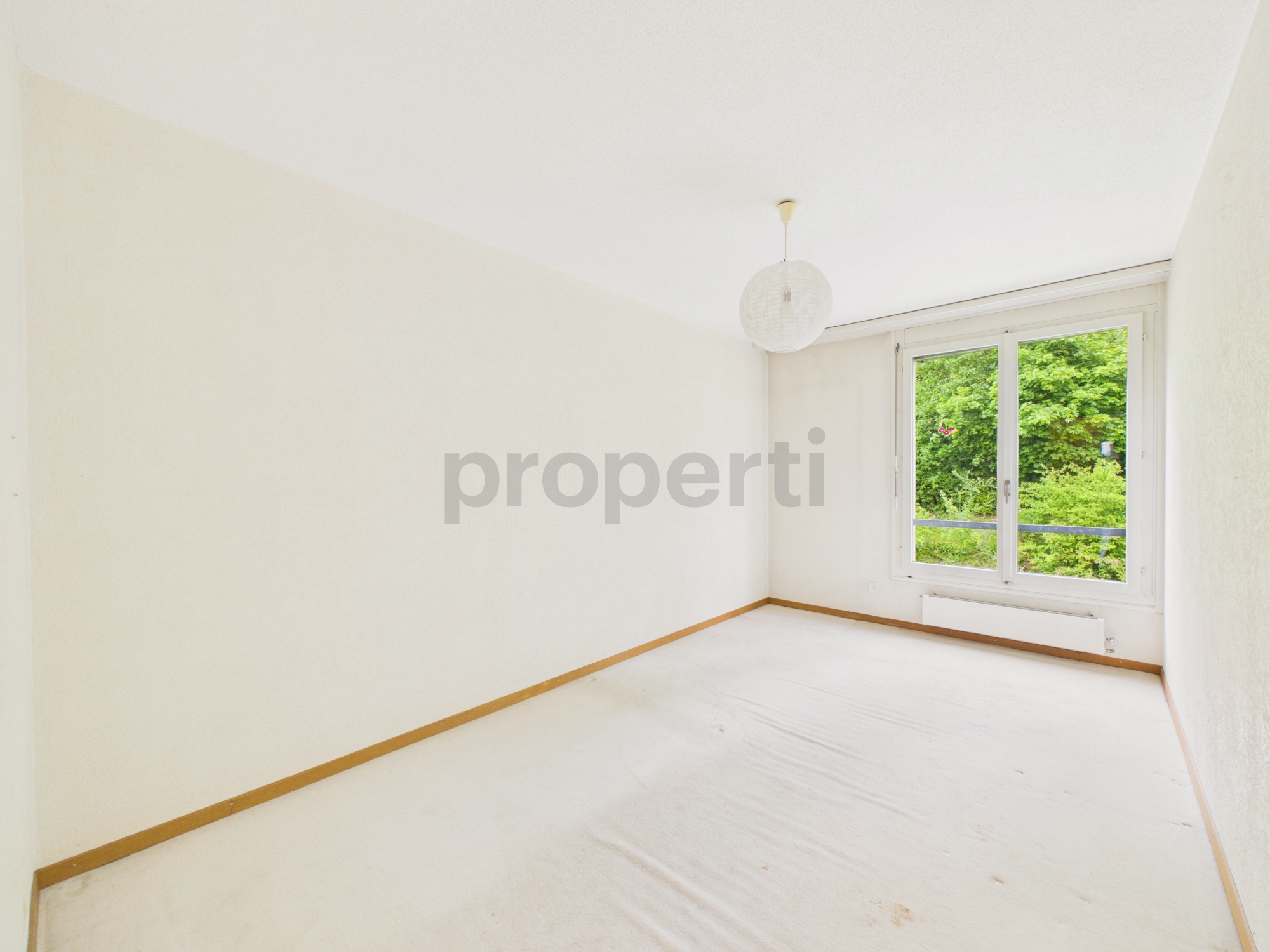 Heller leerer Raum mit großem Fenster