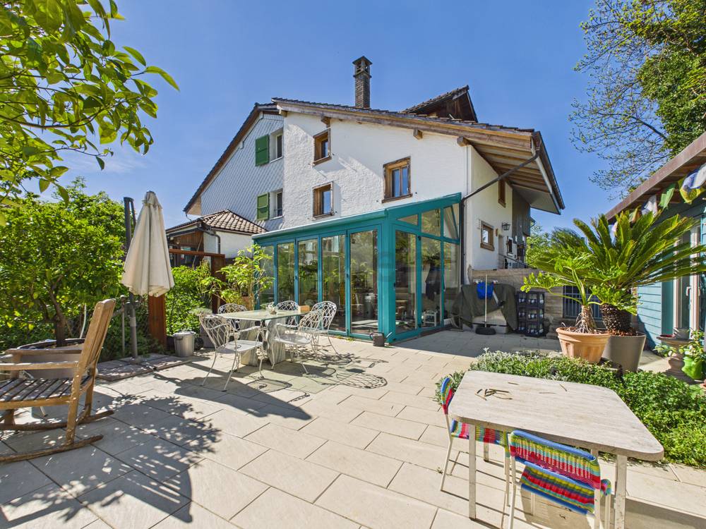 Sonnige Terrasse mit Wintergartenanbau