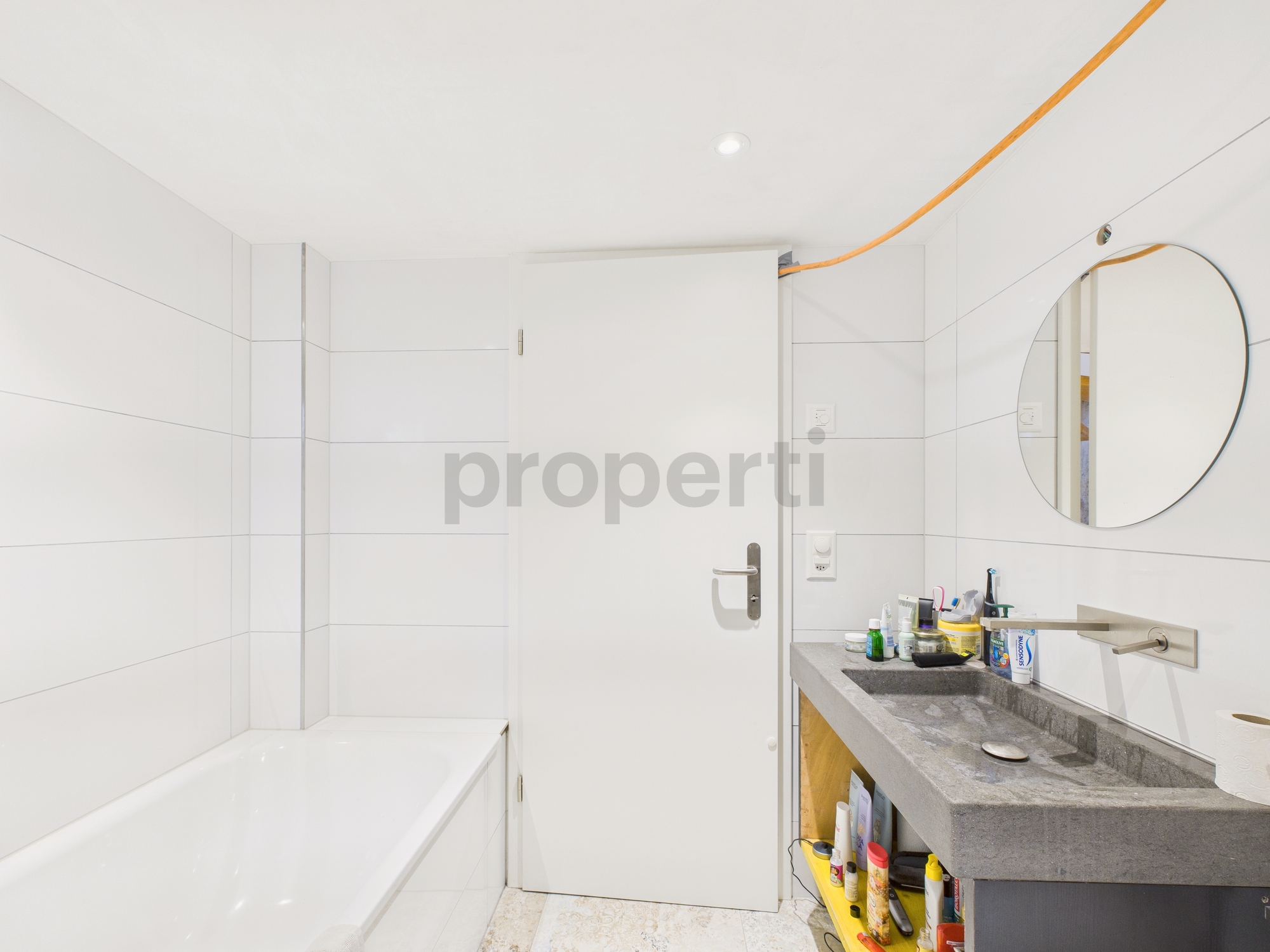 Modernes Badezimmer mit Badewanne und Waschtisch