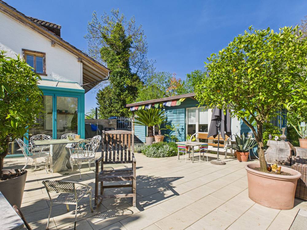Sonnige Terrasse mit Gartenmöbeln