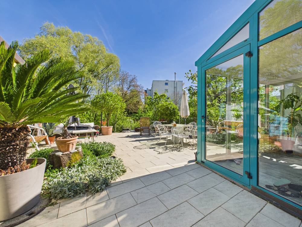 Wintergarten mit Terrasse und Garten