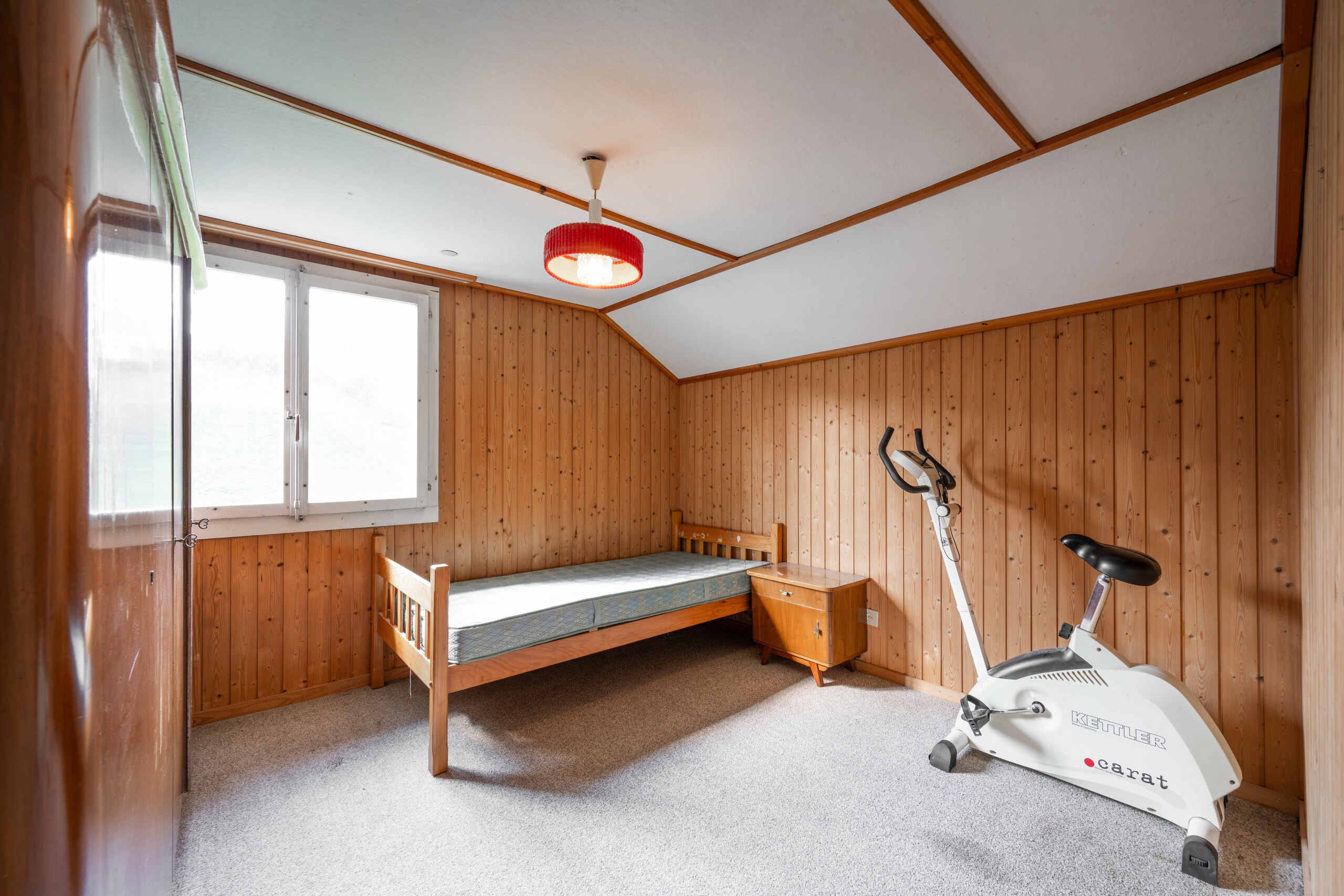 Kleines Schlafzimmer mit Holzvertäfelung