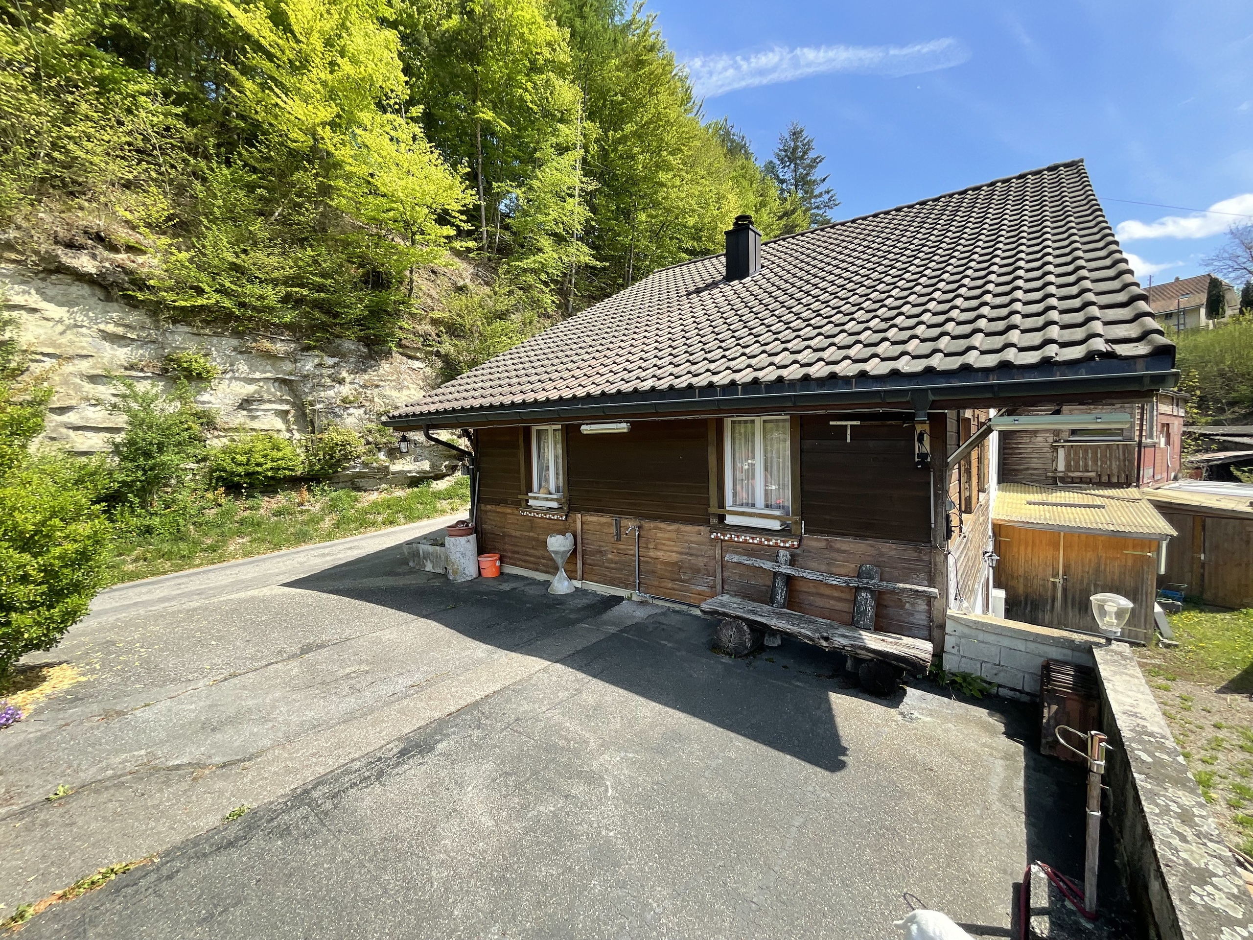 Haus in Hanglage mit großem Schrägdach