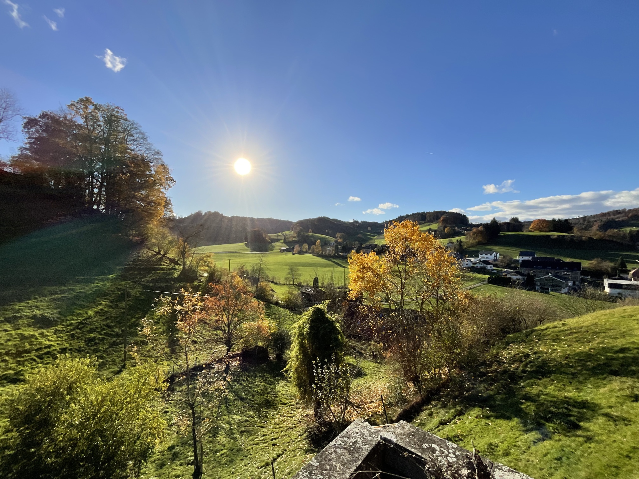 Landschaftsblick bei tief stehender Sonne