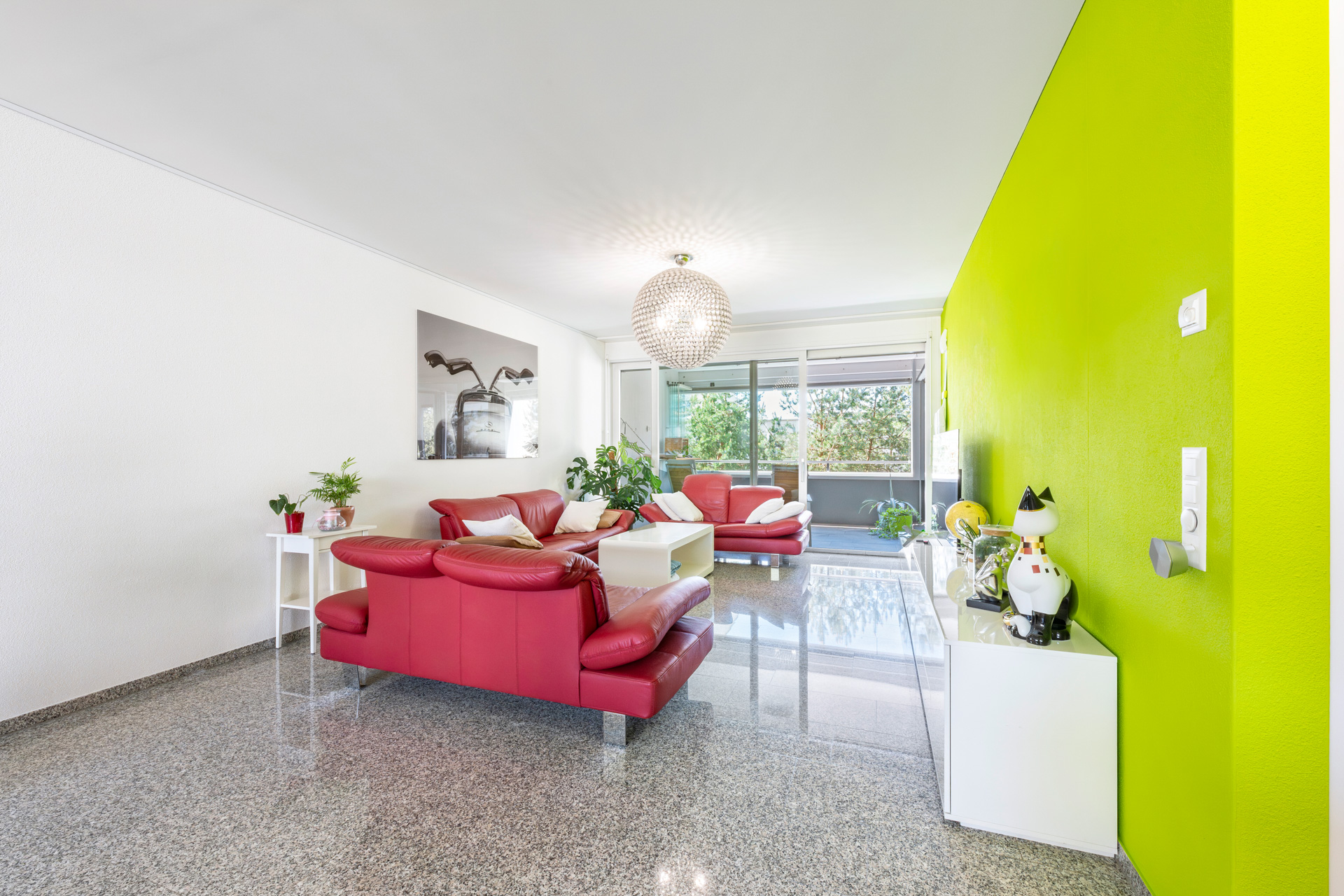 Helles Wohnzimmer mit Balkonzugang